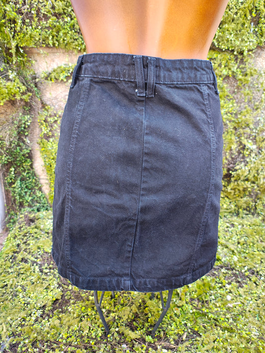 USADO – Minifalda negra con botonadura frontal “Lo-Condition” stradivarius (Talla EUR 34)