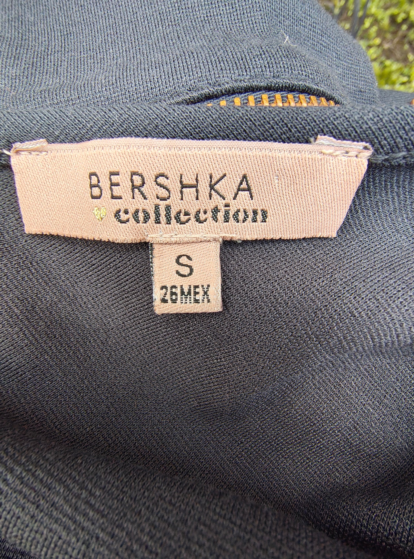 D'OCCASION – Robe tube noire Bershka Conscience avec fermetures éclair dorées (Taille EUR S / USA S / MEX 26)