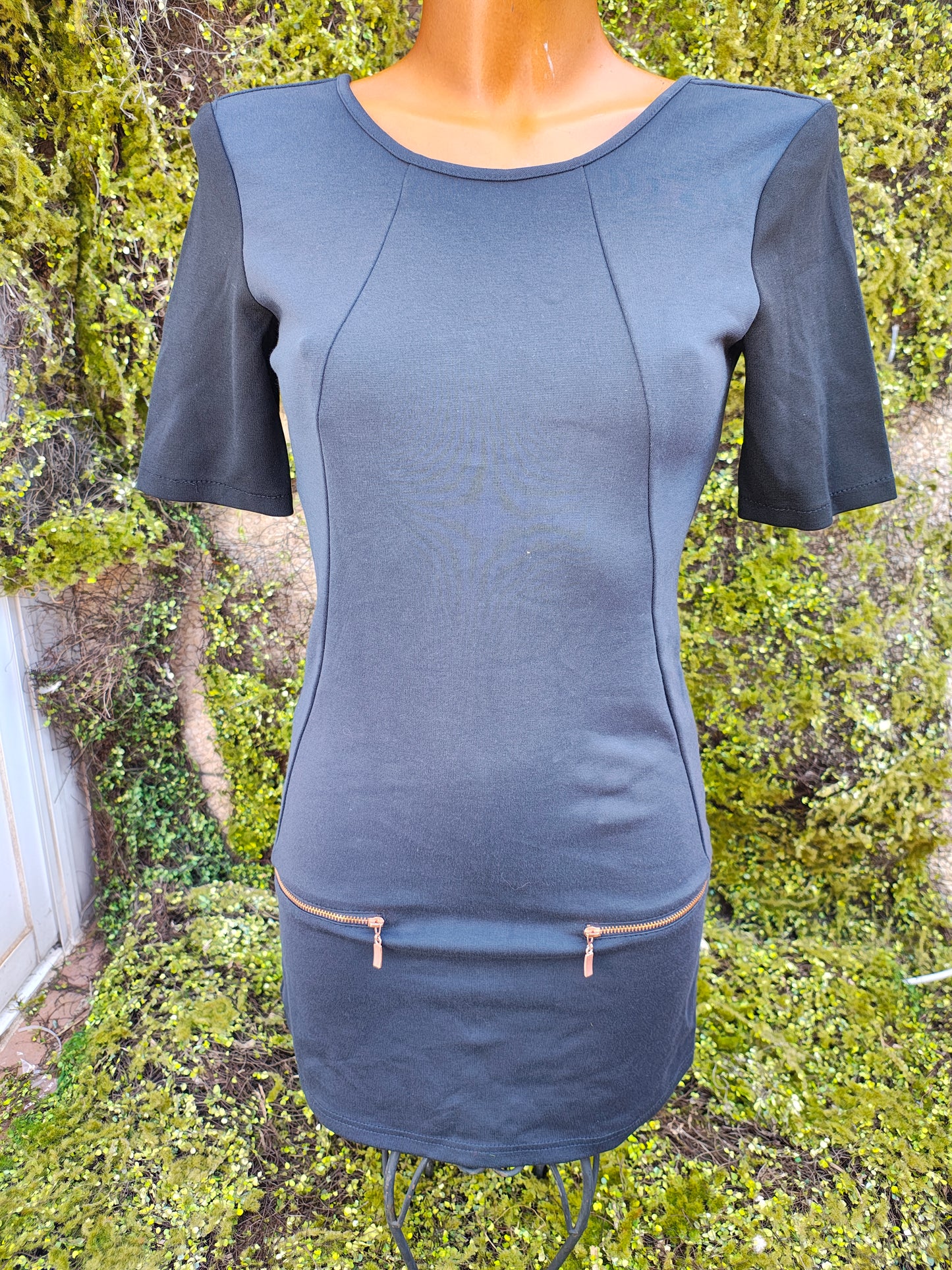 D'OCCASION – Robe tube noire Bershka Conscience avec fermetures éclair dorées (Taille EUR S / USA S / MEX 26)