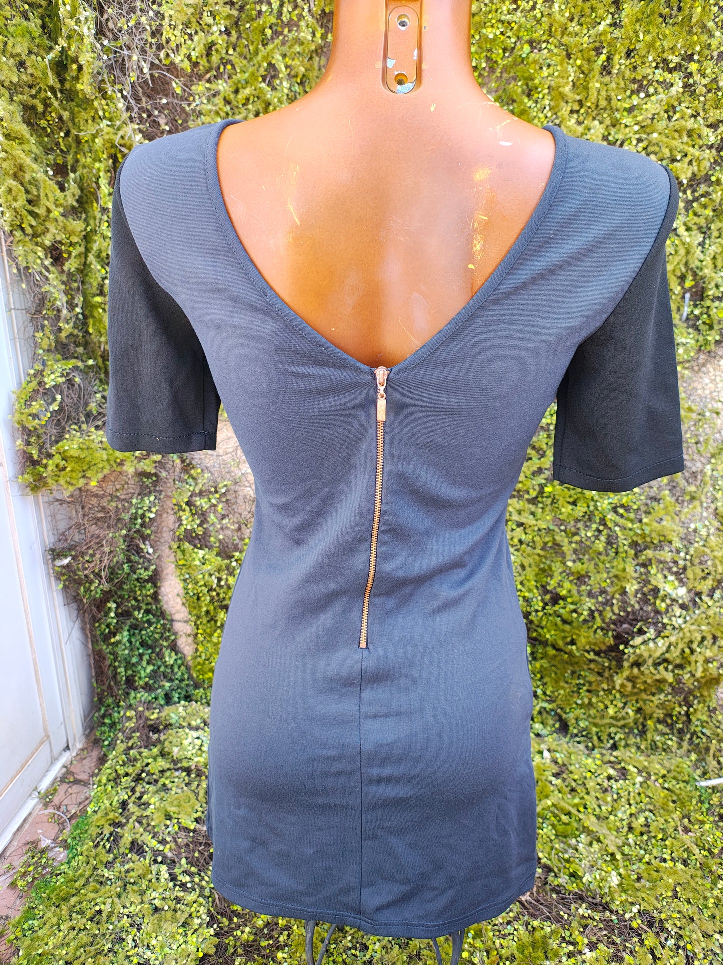 D'OCCASION – Robe tube noire Bershka Conscience avec fermetures éclair dorées (Taille EUR S / USA S / MEX 26)