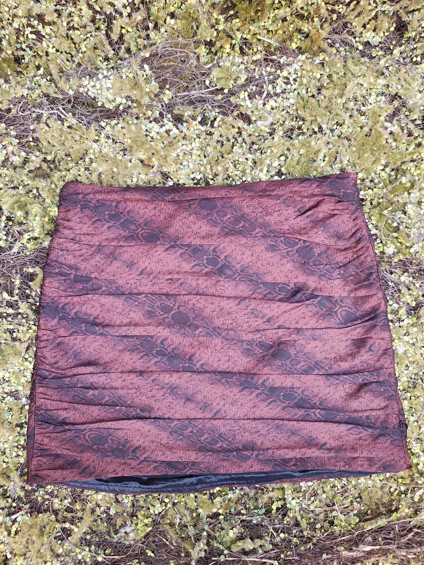 USADO – Falda corta con estampado efecto piel de serpiente en tonos marrones MNG (Talla EUR/USA L / MEX G)