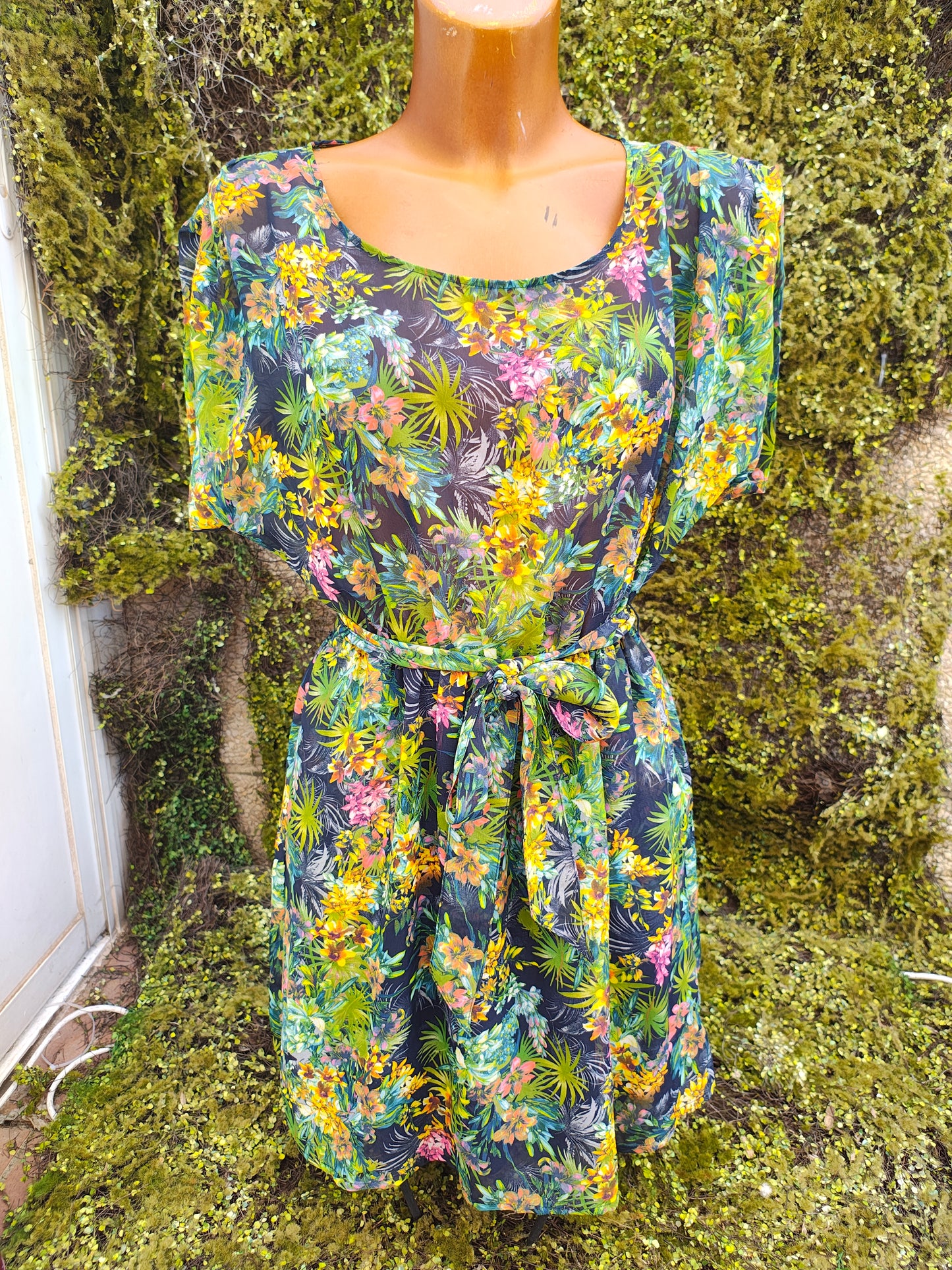 D'OCCASION – Robe ceinturée à fleurs tropicales Stradivarius (taille S)