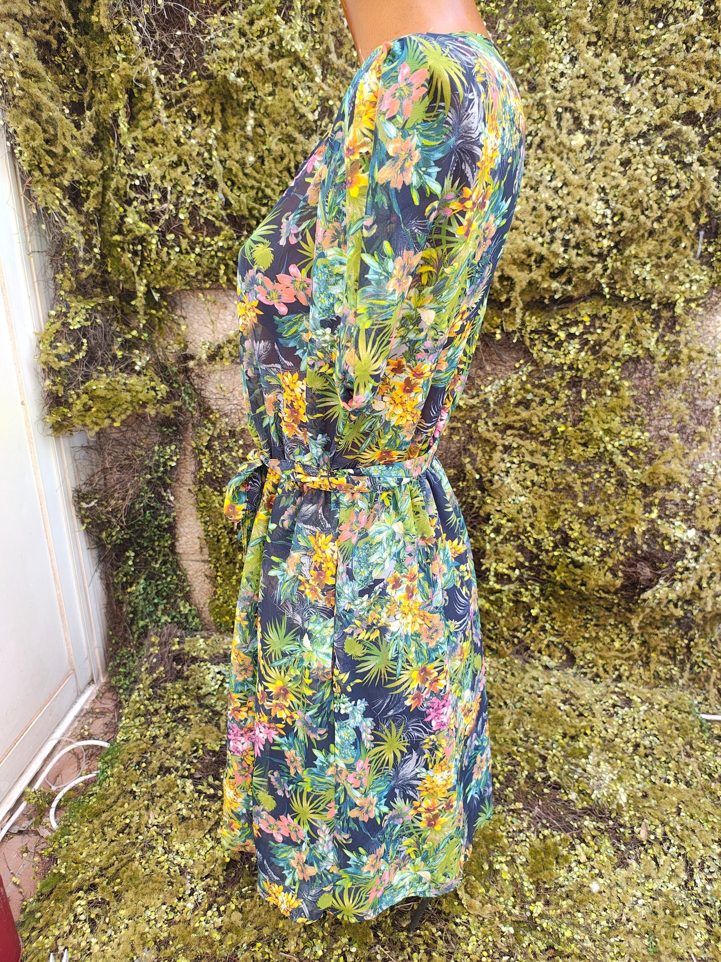 D'OCCASION – Robe ceinturée à fleurs tropicales Stradivarius (taille S)