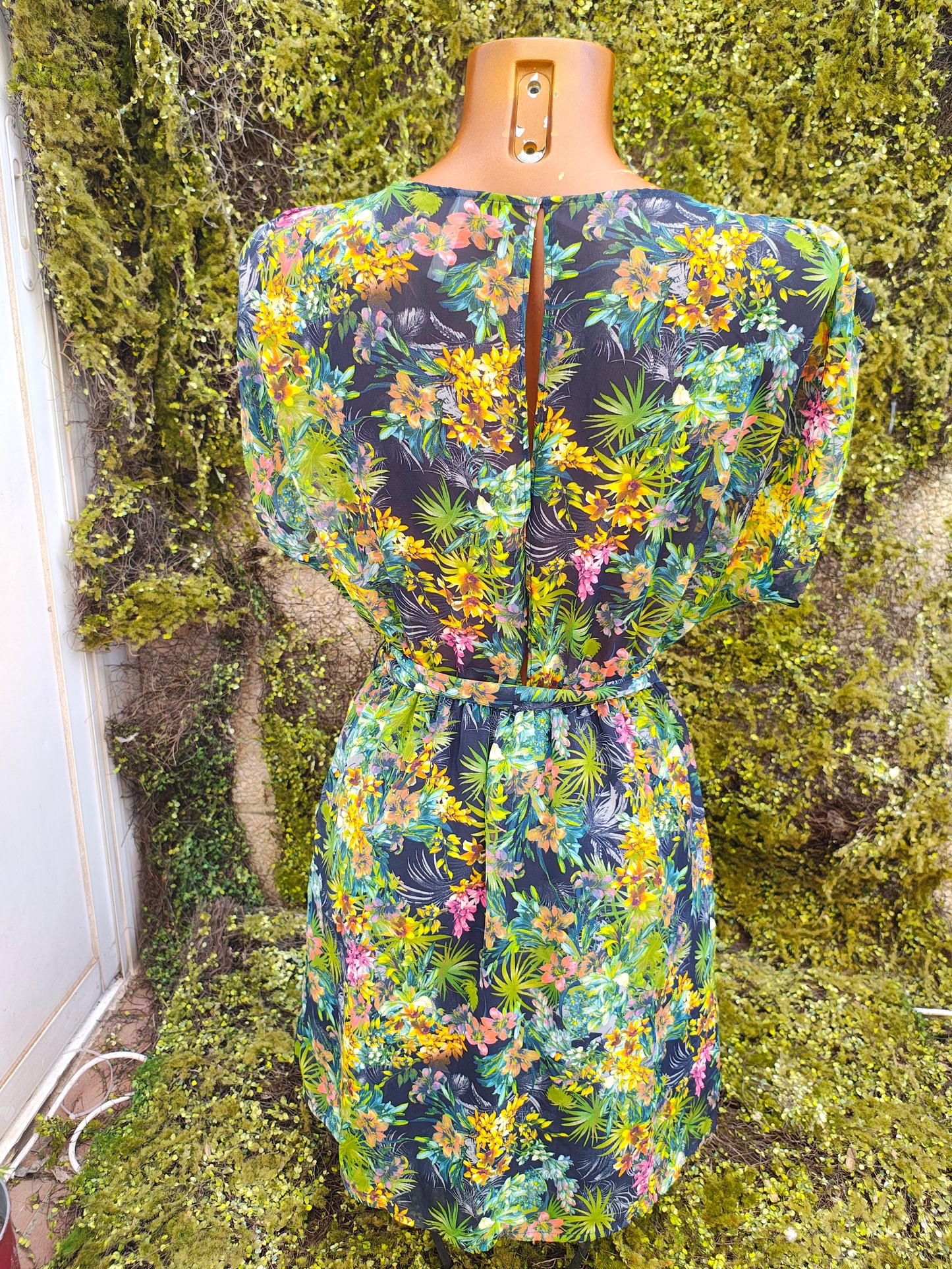 D'OCCASION – Robe ceinturée à fleurs tropicales Stradivarius (taille S)
