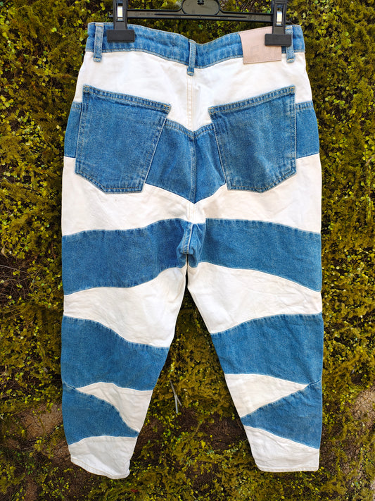 USADO – Vaqueros patchwork azul y blanco Premium by Sfera (Talla EUR 36 )