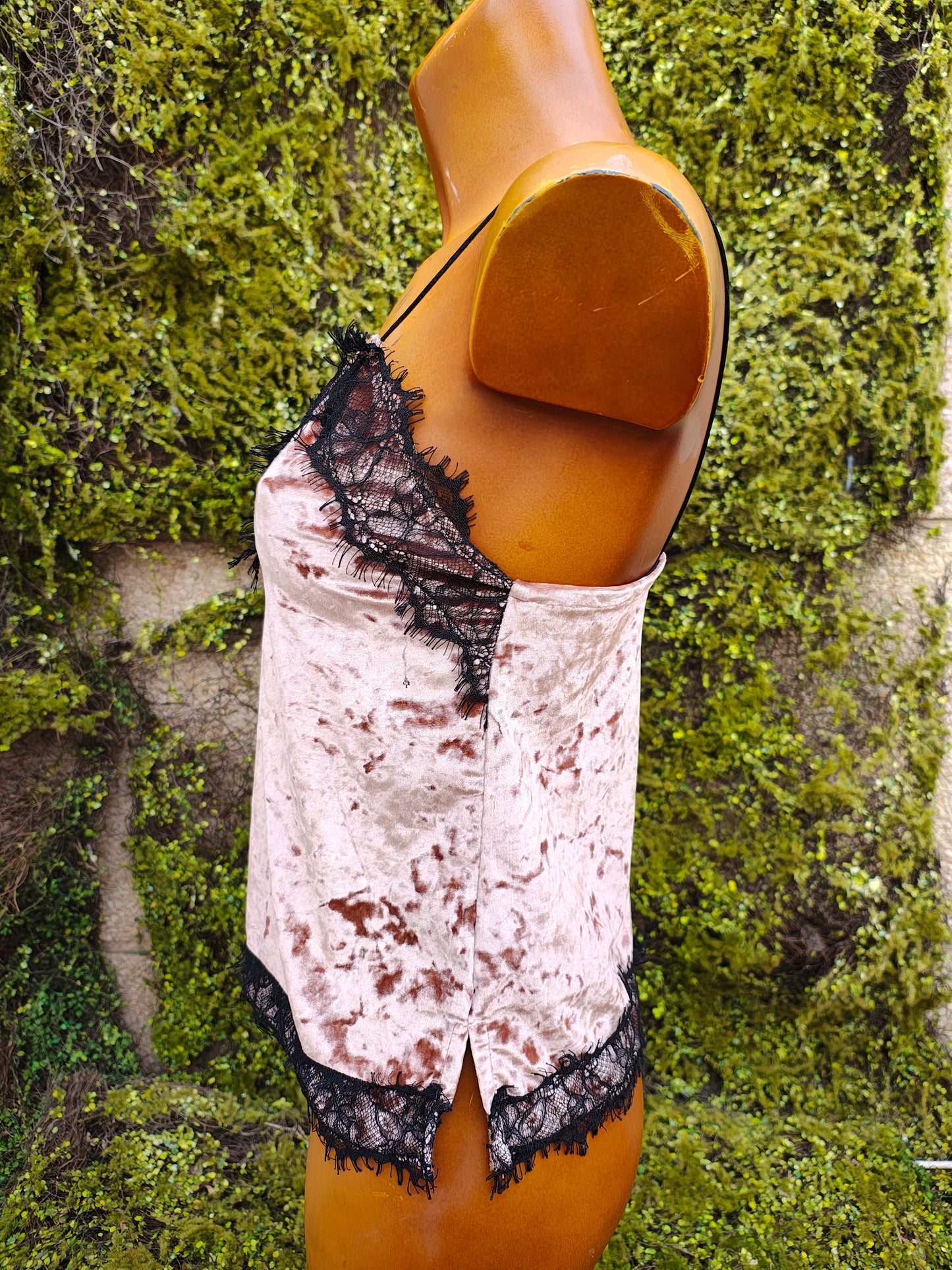 USADO – Top lencero de terciopelo rosa con encaje negro Bershka (Talla EUR S)