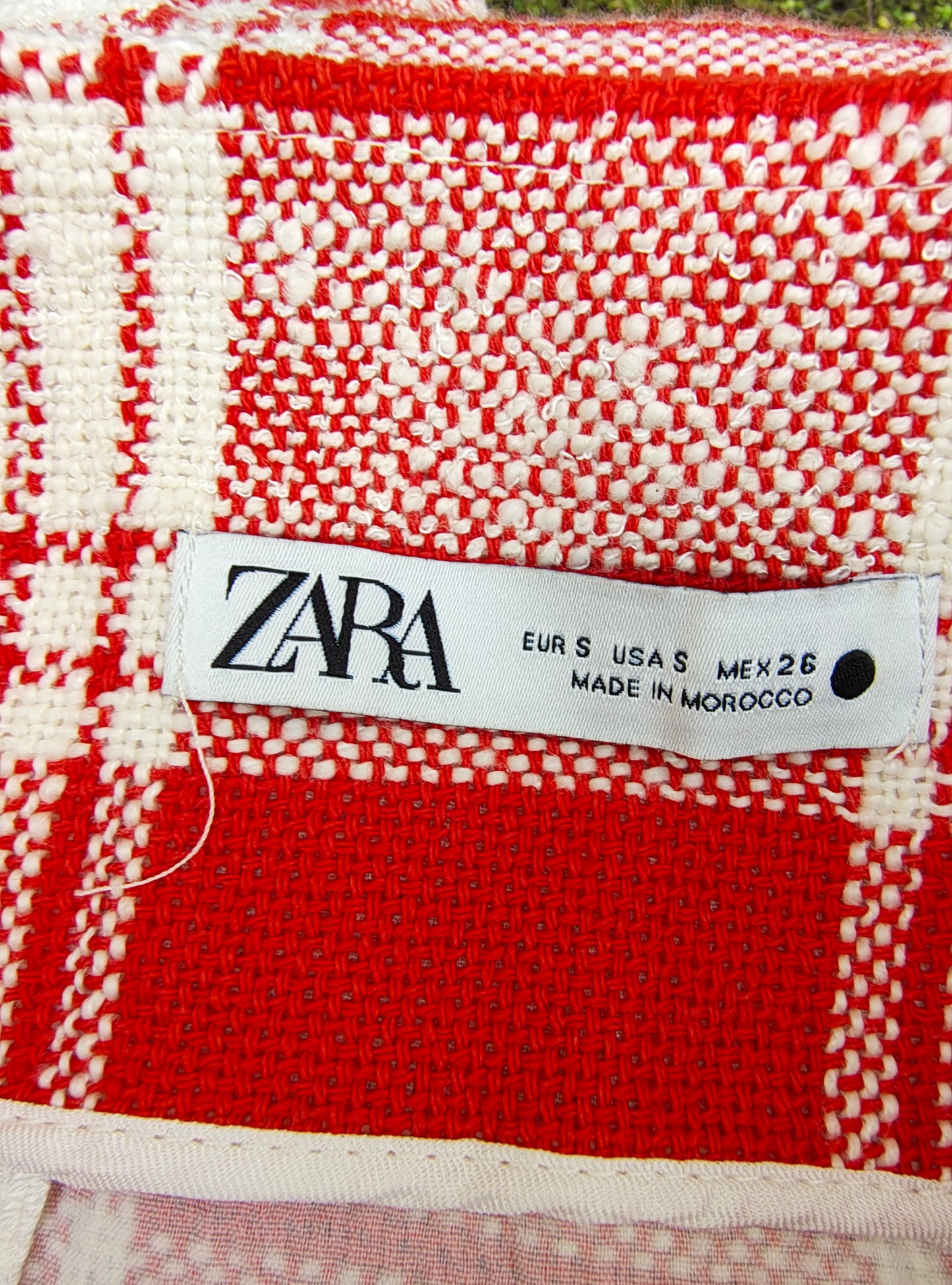USADO – Falda corta roja con cuadros blancos ZARA (Talla S)
