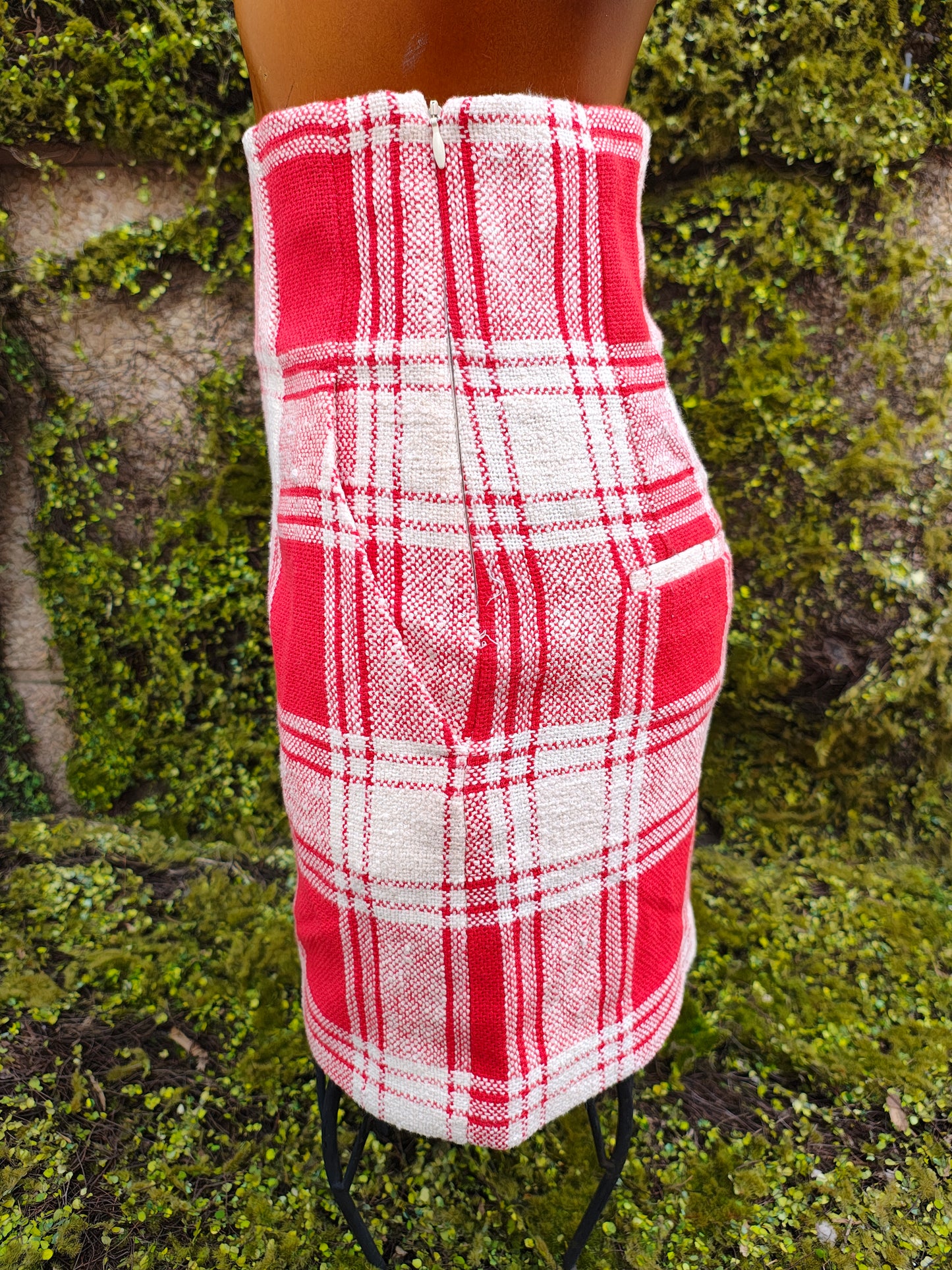 USADO – Falda corta roja con cuadros blancos ZARA (Talla S)