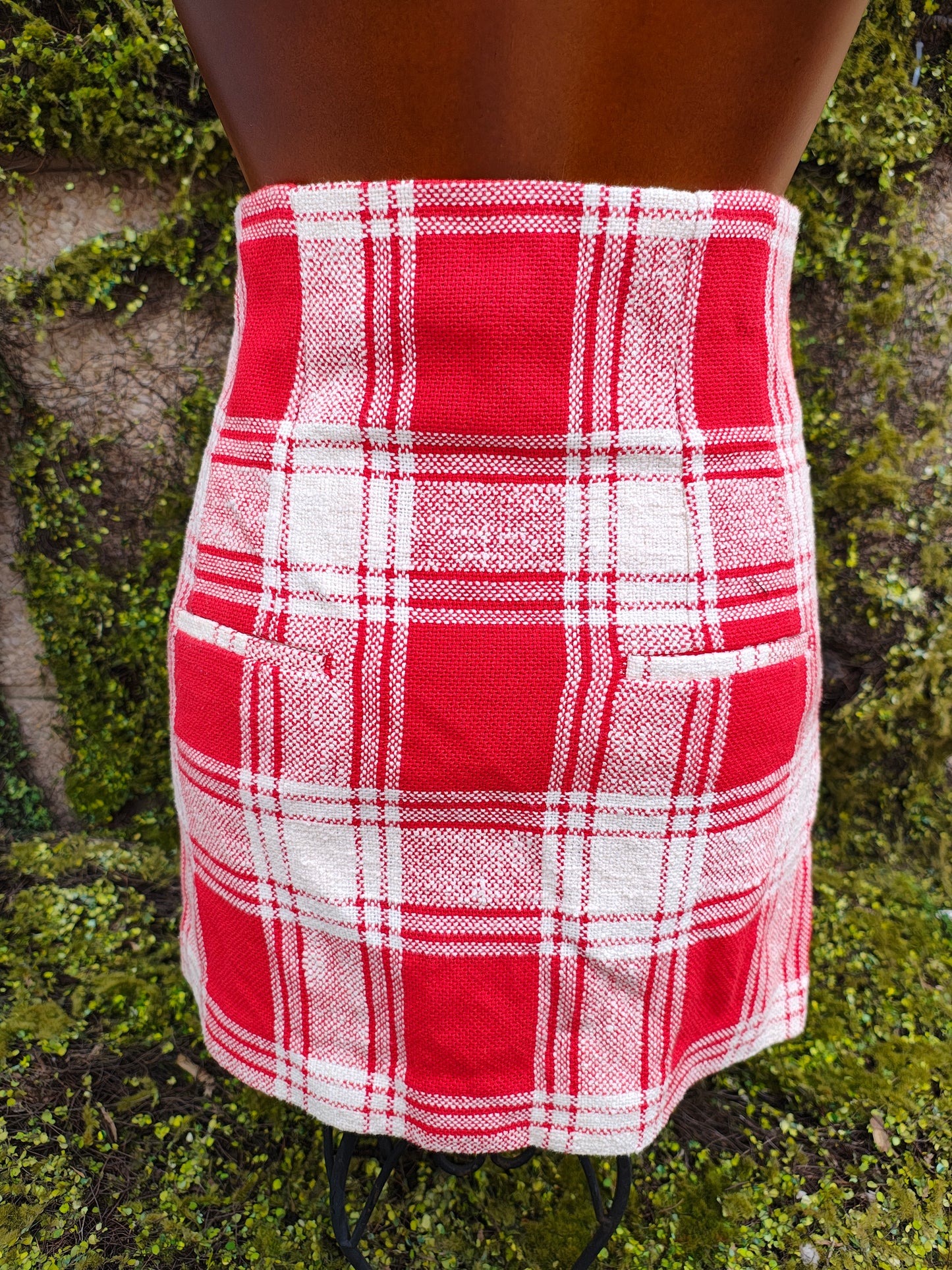 USADO – Falda corta roja con cuadros blancos ZARA (Talla S)