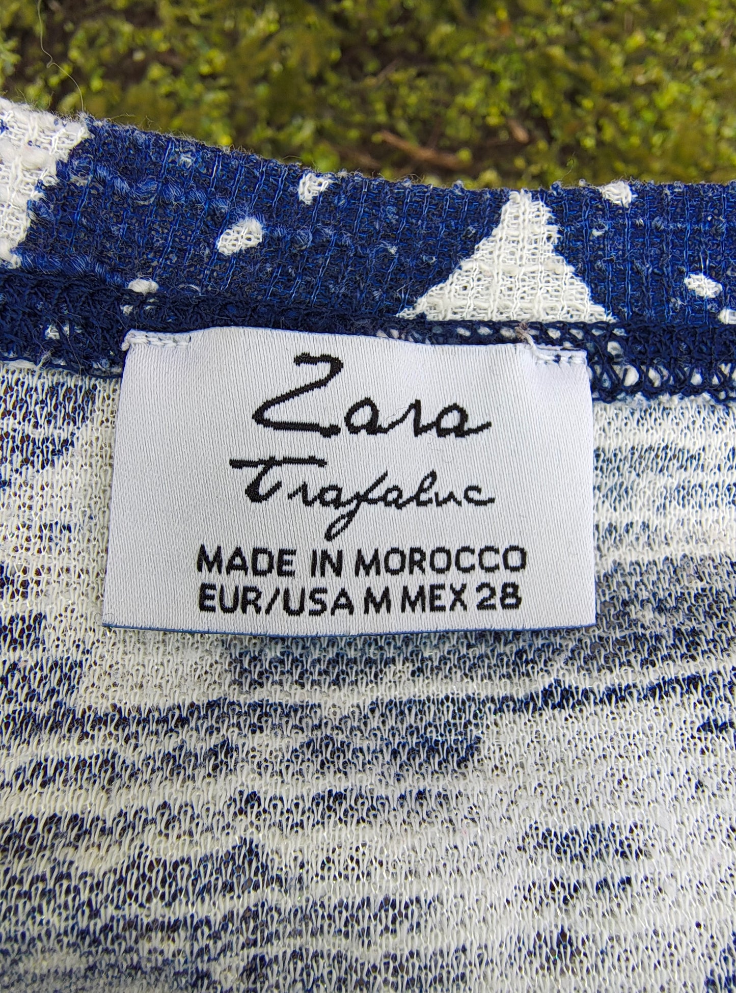D'OCCASION – T-shirt en maille imprimé bleu et blanc avec détails latéraux de ZARA Trafaluc (Taille EUR M)