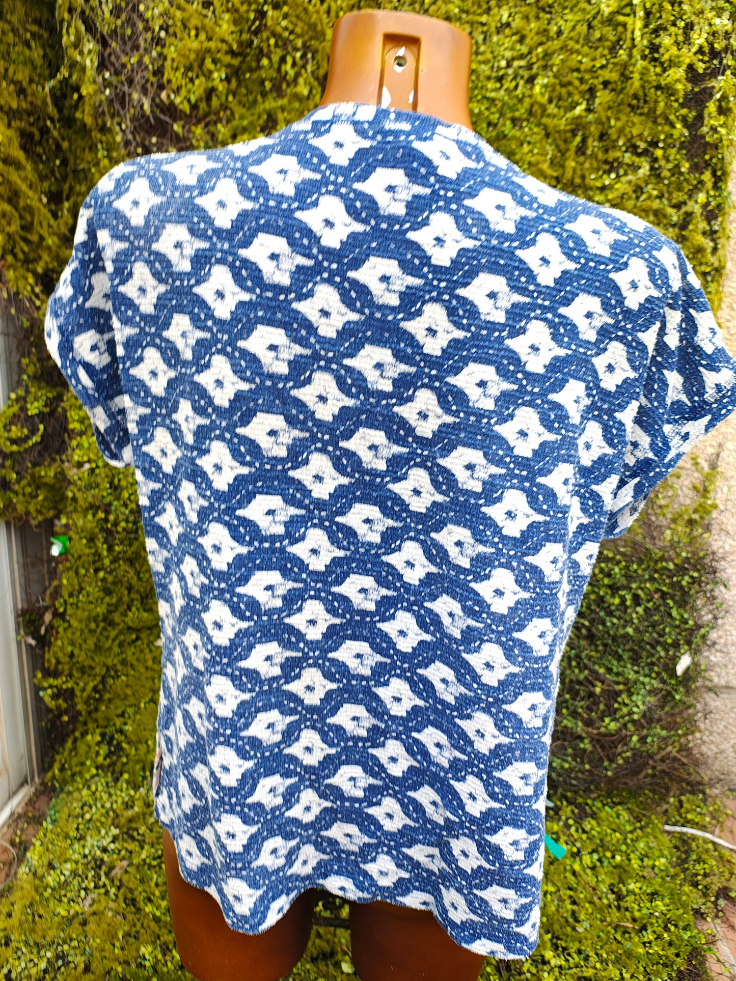 D'OCCASION – T-shirt en maille imprimé bleu et blanc avec détails latéraux de ZARA Trafaluc (Taille EUR M)