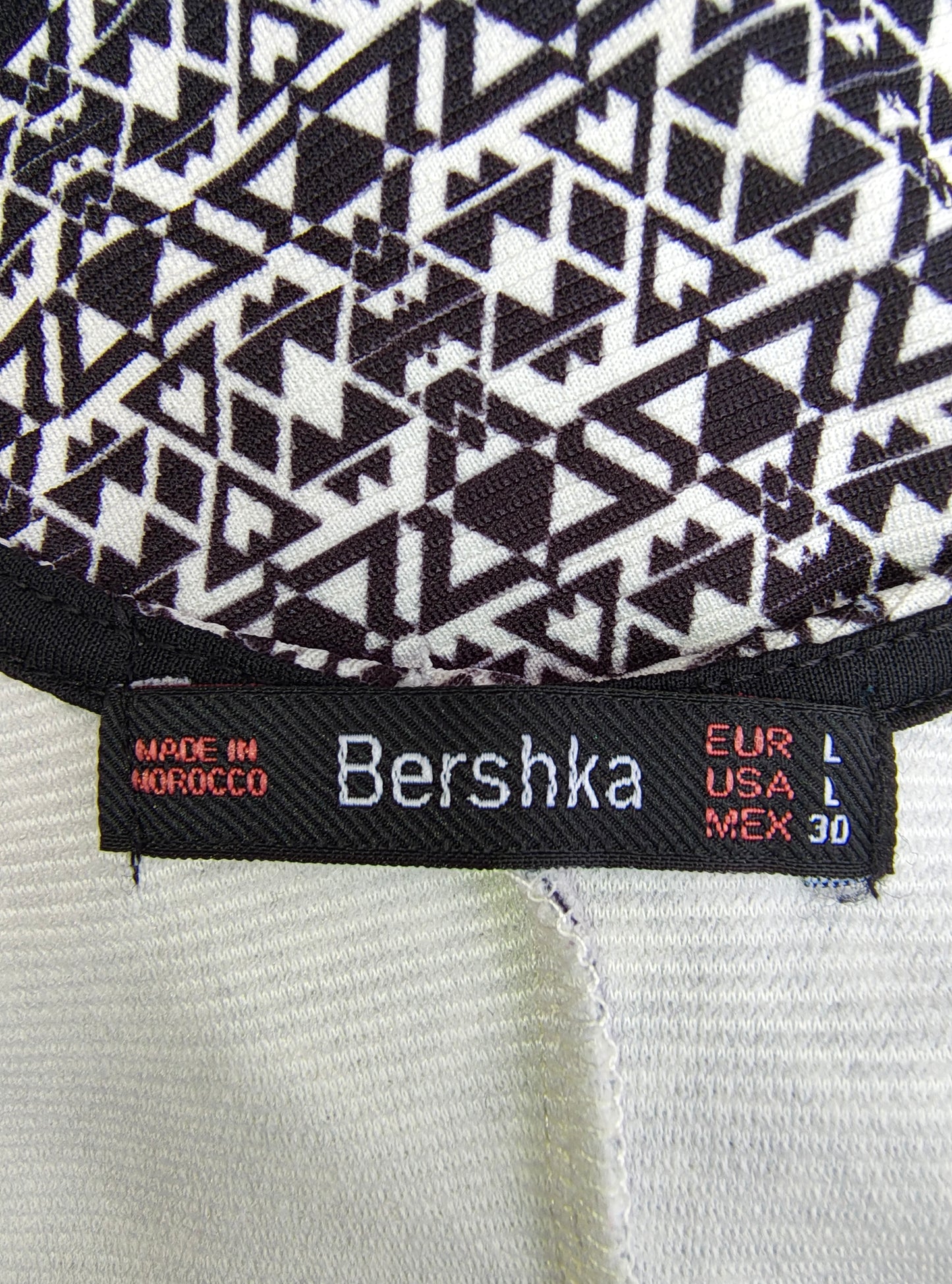 D'OCCASION – Robe ajustée noire et blanche à imprimé tribal géométrique par Bershka (taille L EUR)