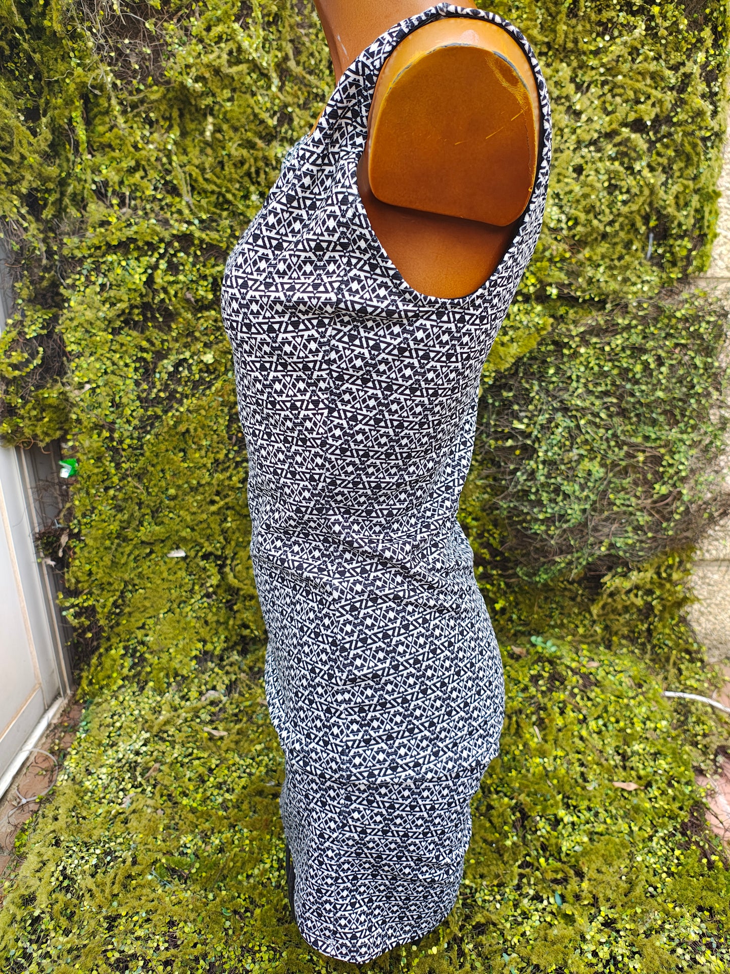D'OCCASION – Robe ajustée noire et blanche à imprimé tribal géométrique par Bershka (taille L EUR)