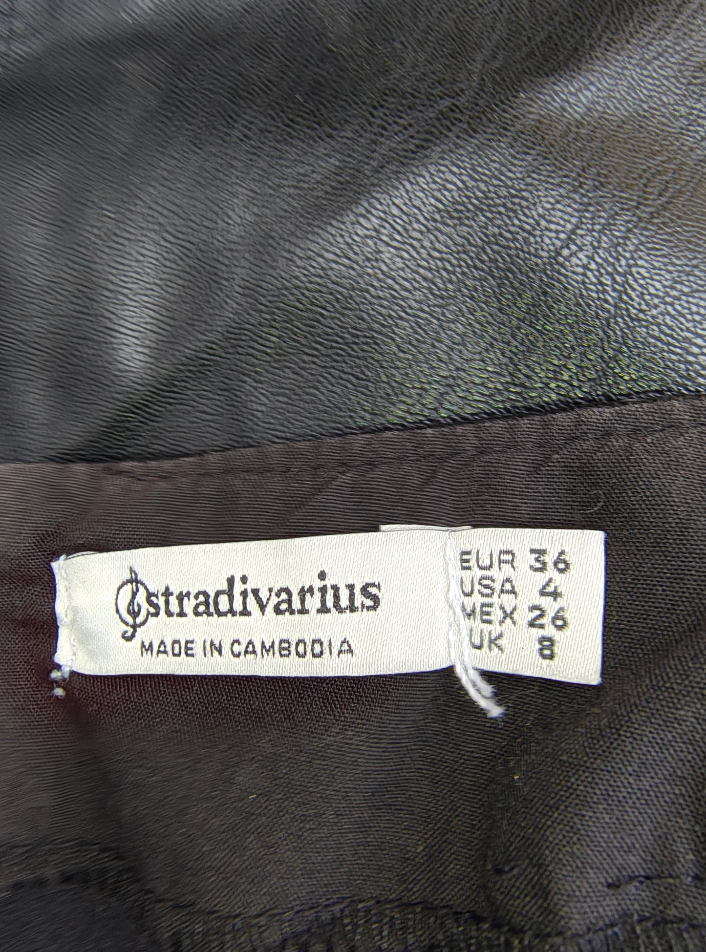 USADO – Falda tipo cuero negra con fruncido lateral Stradivarius (Talla EUR 36)