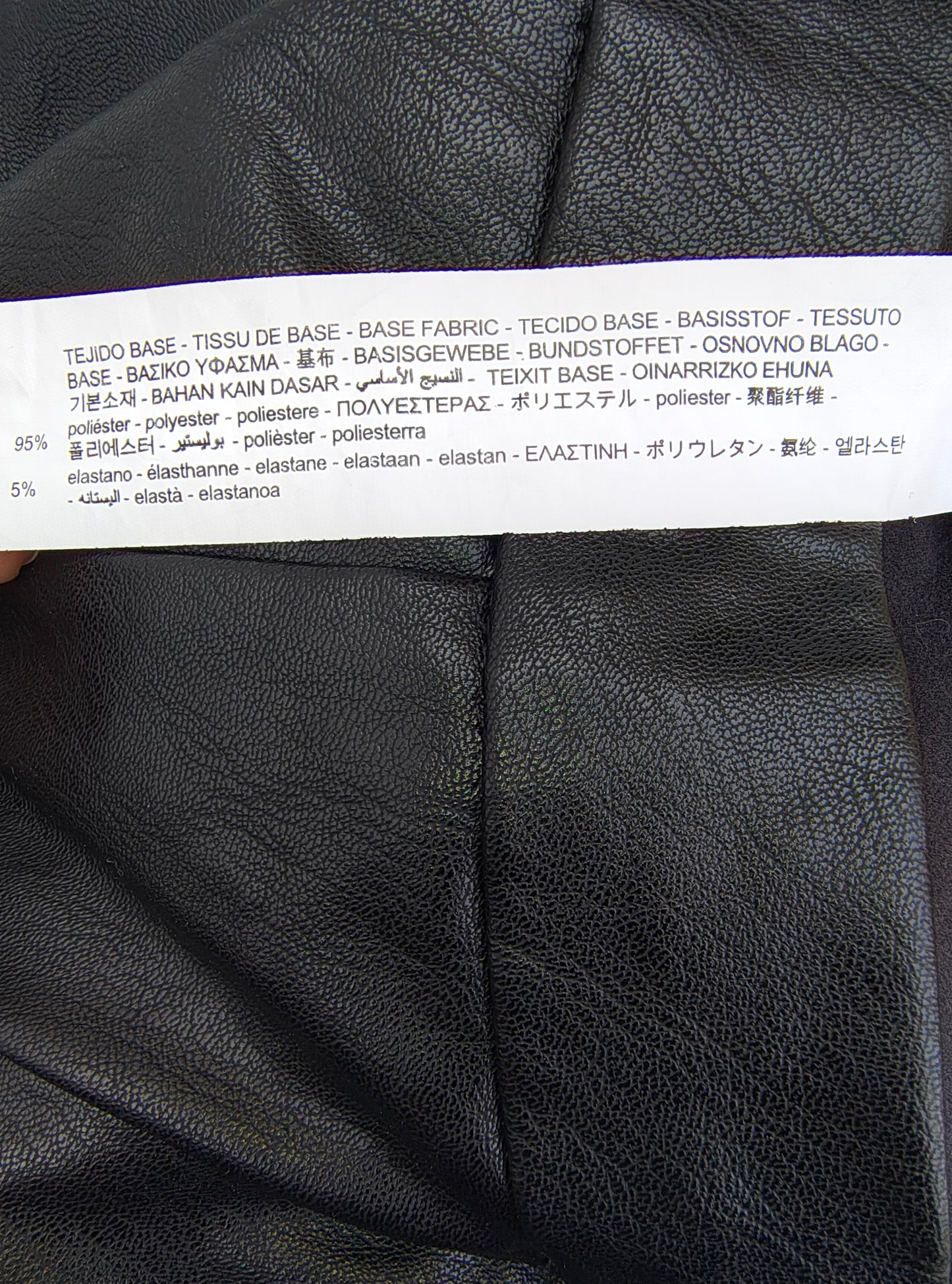 USADO – Falda tipo cuero negra con fruncido lateral Stradivarius (Talla EUR 36)