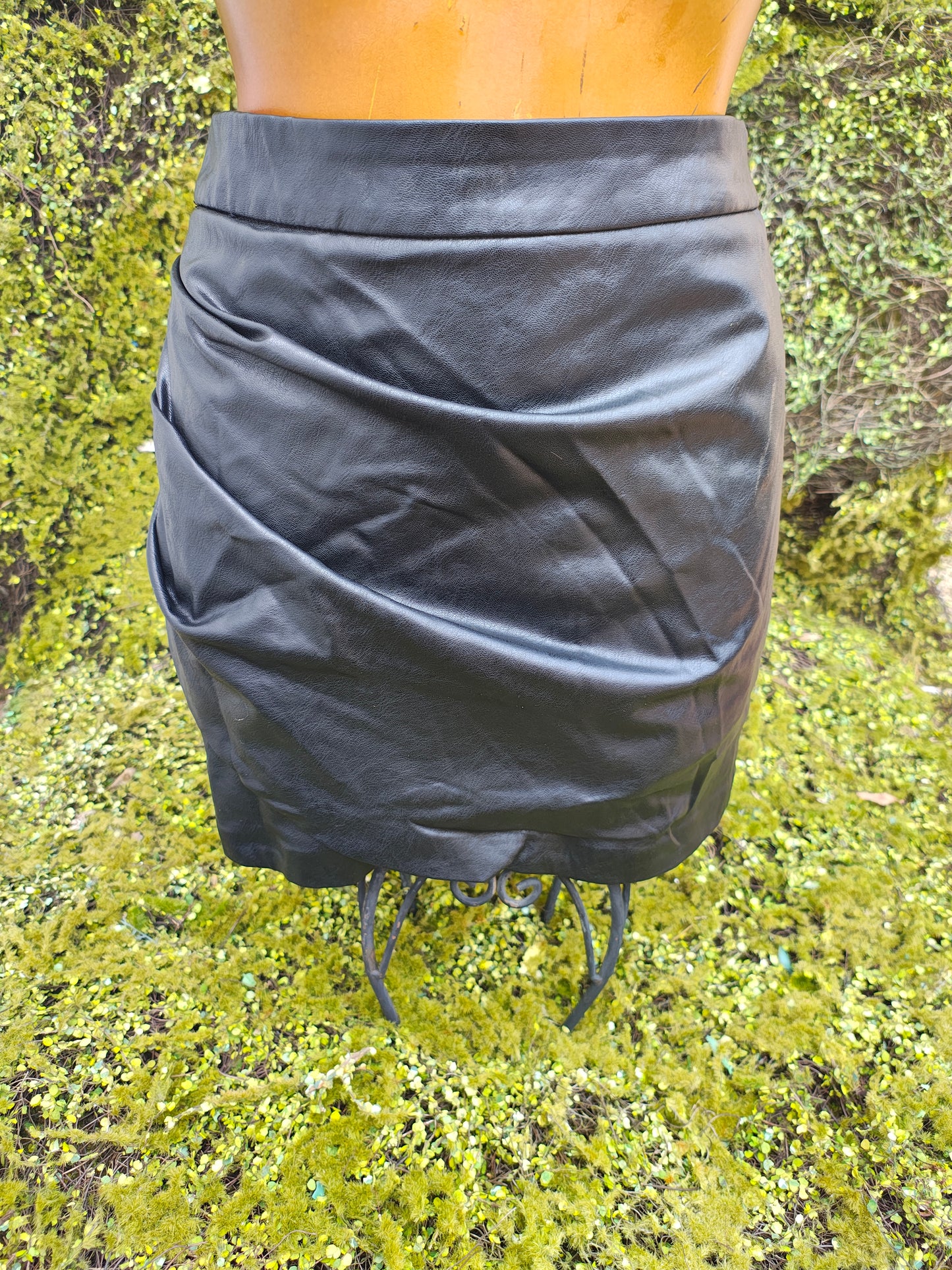 USADO – Falda tipo cuero negra con fruncido lateral Stradivarius (Talla EUR 36)