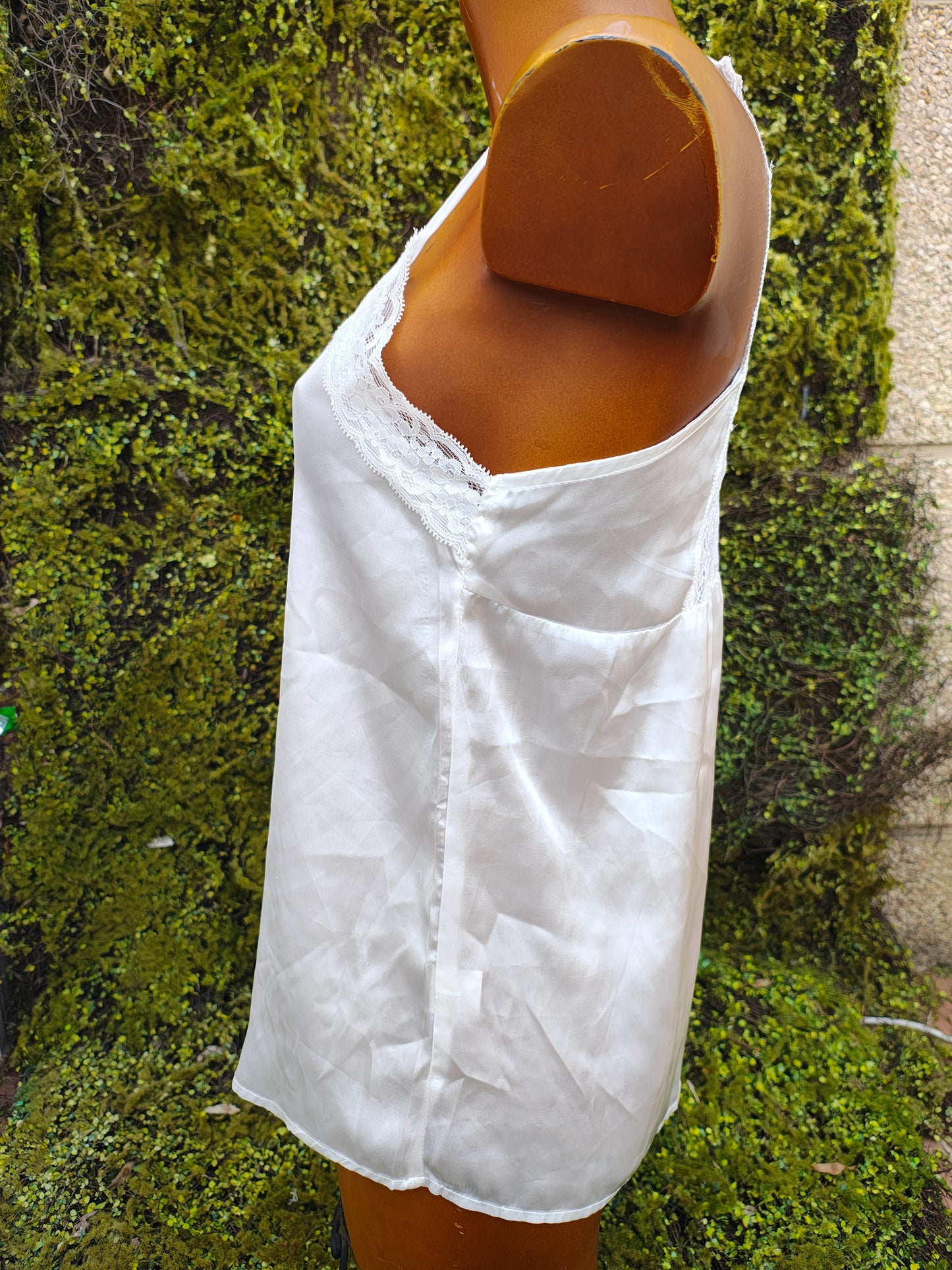 USADO – Top lencero blanco con encaje floral y espalda abotonada (Talla S)