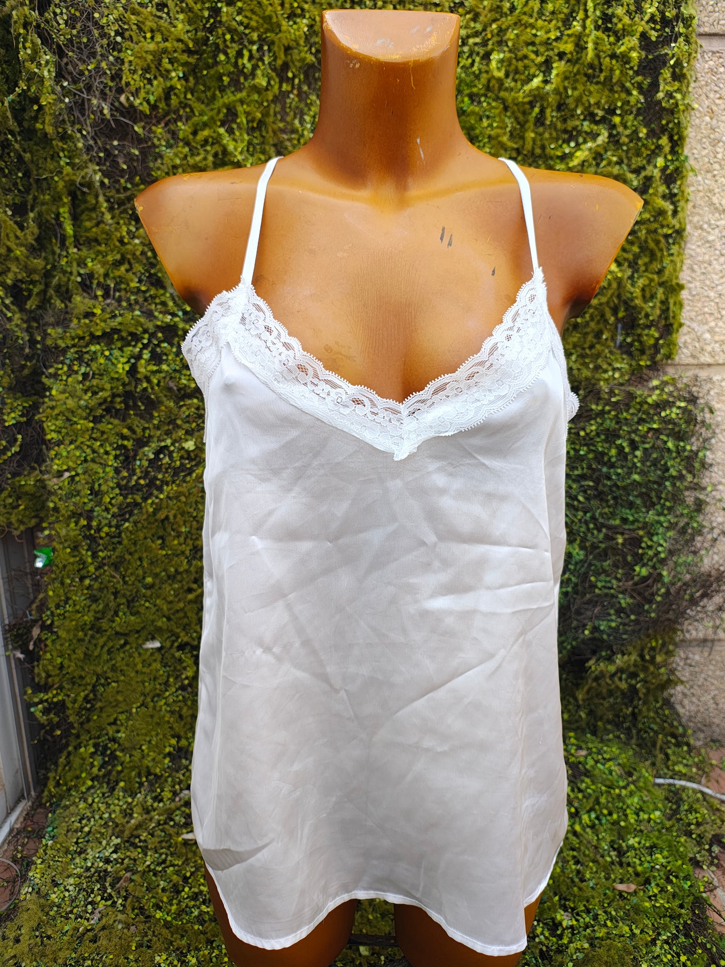 USADO – Top lencero blanco con encaje floral y espalda abotonada (Talla S)