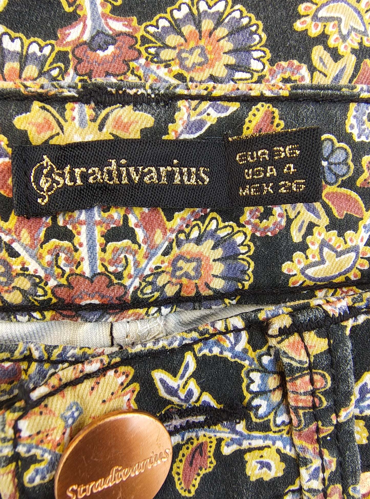 USADO – Pantalones pitillo estampados florales Stradivarius (Talla EUR 36)