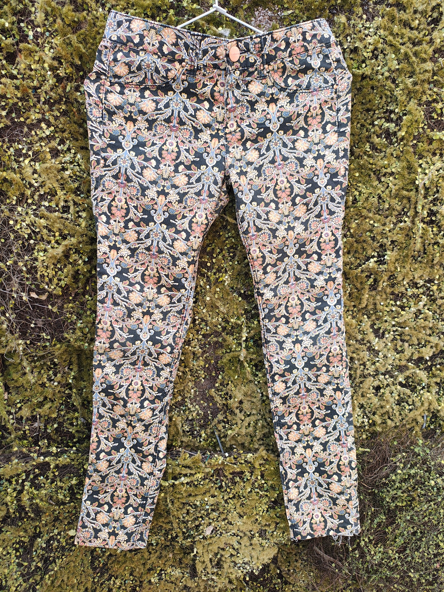 USADO – Pantalones pitillo estampados florales Stradivarius (Talla EUR 36)