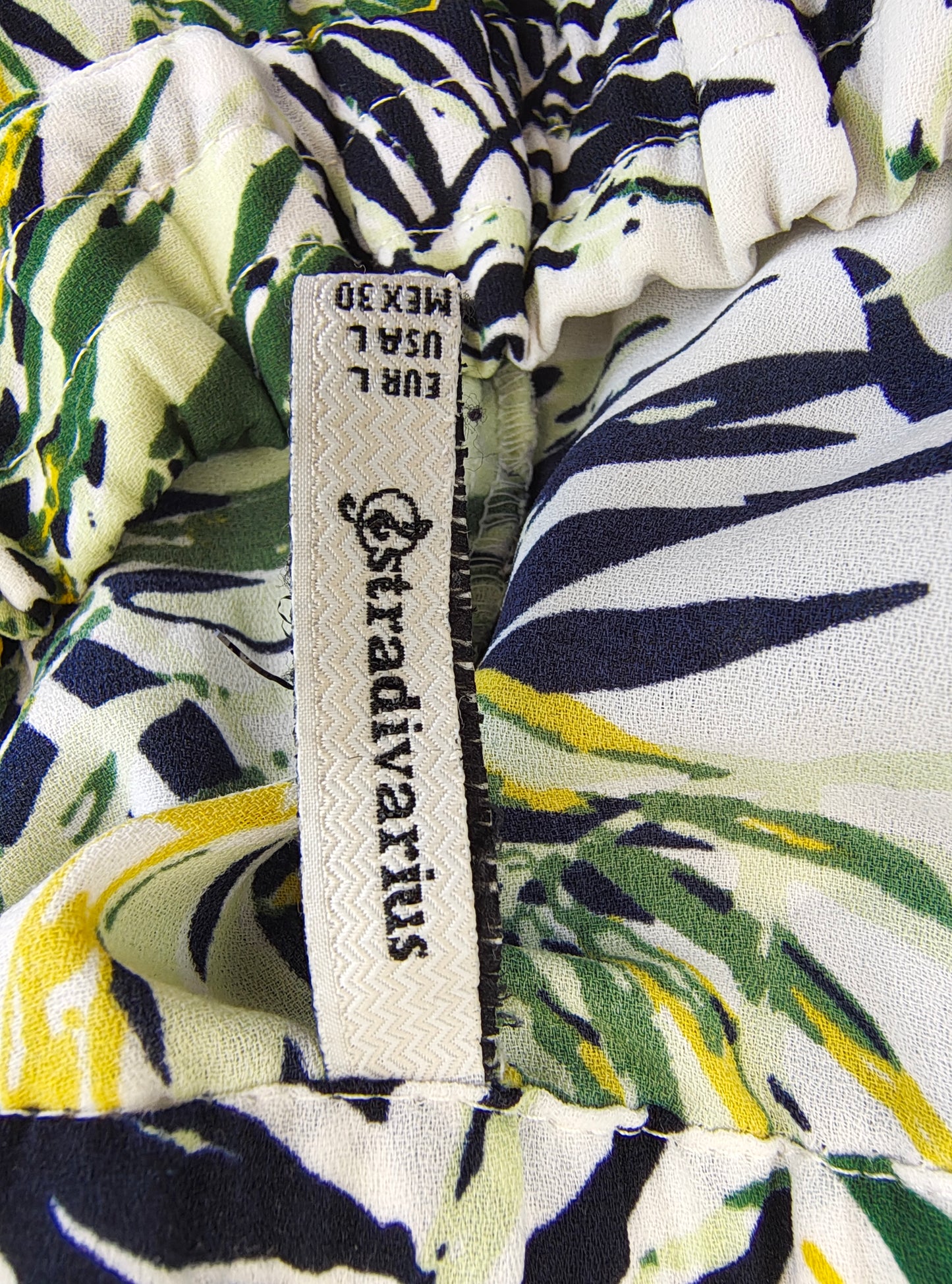 USADO – Pantalones estampados tropicales Stradivarius (Talla EUR L)