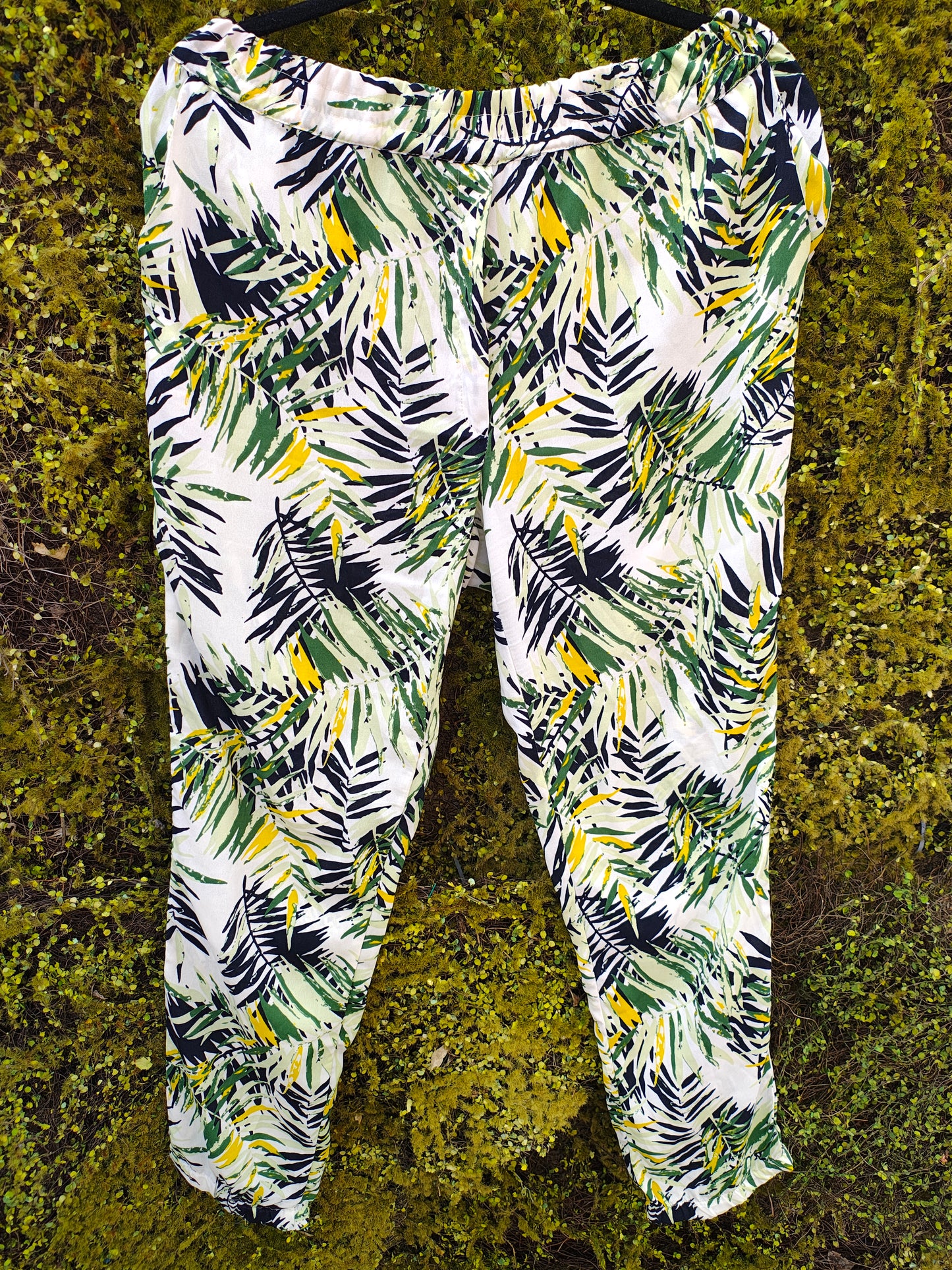 USADO – Pantalones estampados tropicales Stradivarius (Talla EUR L)