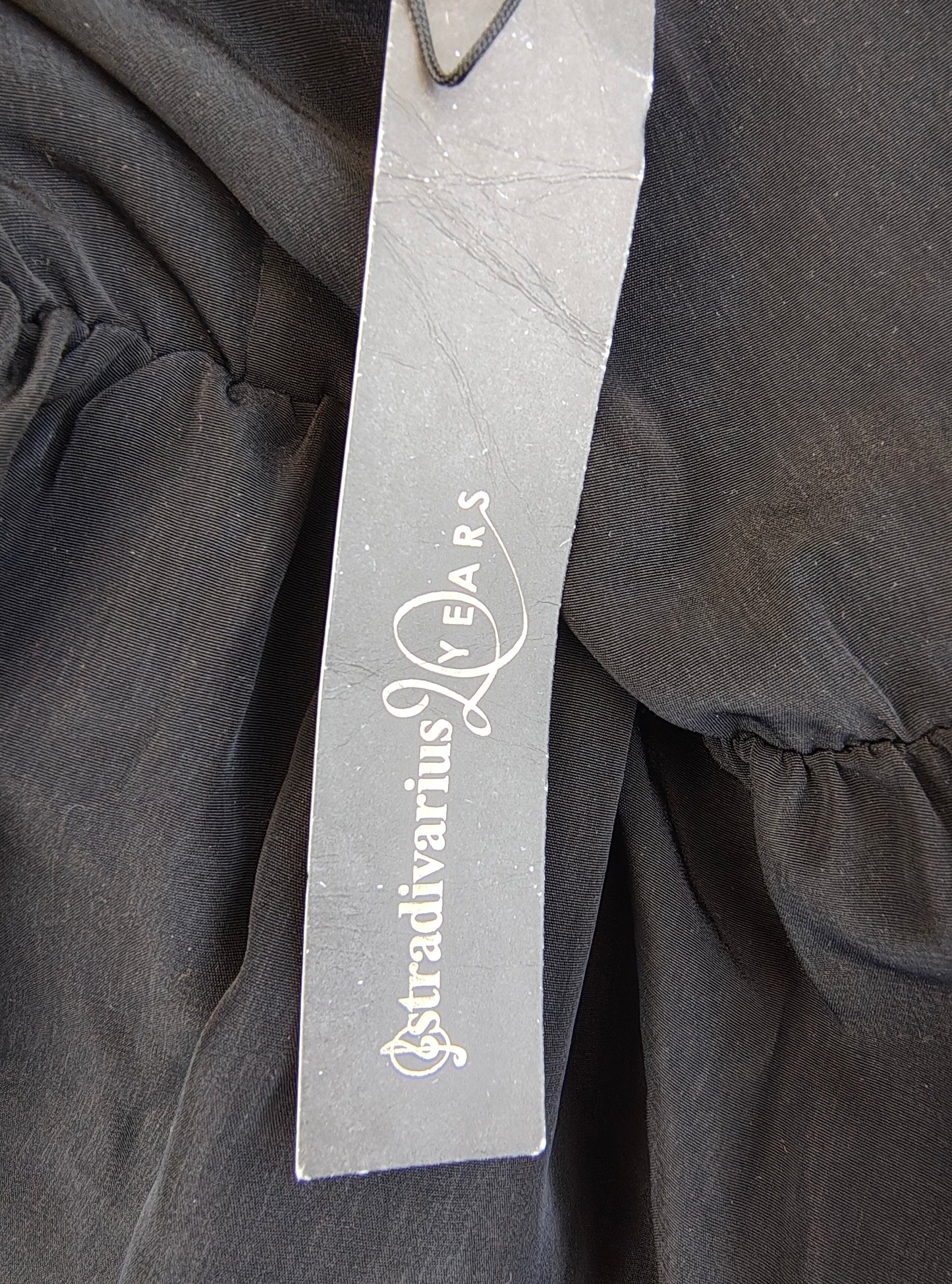 NOUVEAU – Robe noire sans manches à jupe évasée Stradivarius (taille L)-1097