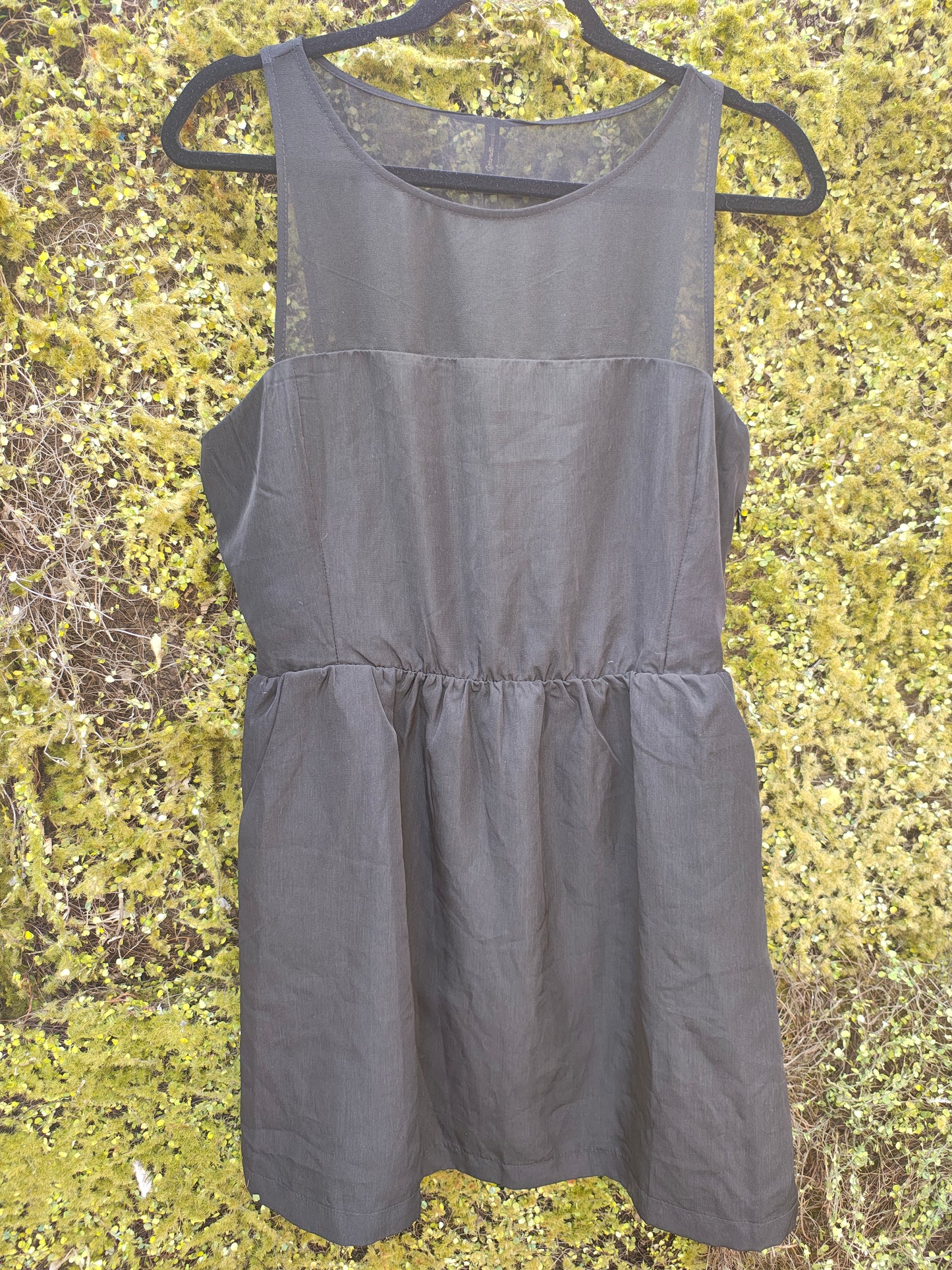 NOUVEAU – Robe noire sans manches à jupe évasée Stradivarius (taille L)-1097