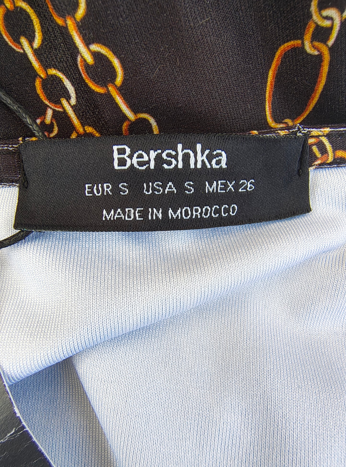 D'OCCASION – Combinaison noire à imprimé chaîne dorée de BERSHKA (taille S)