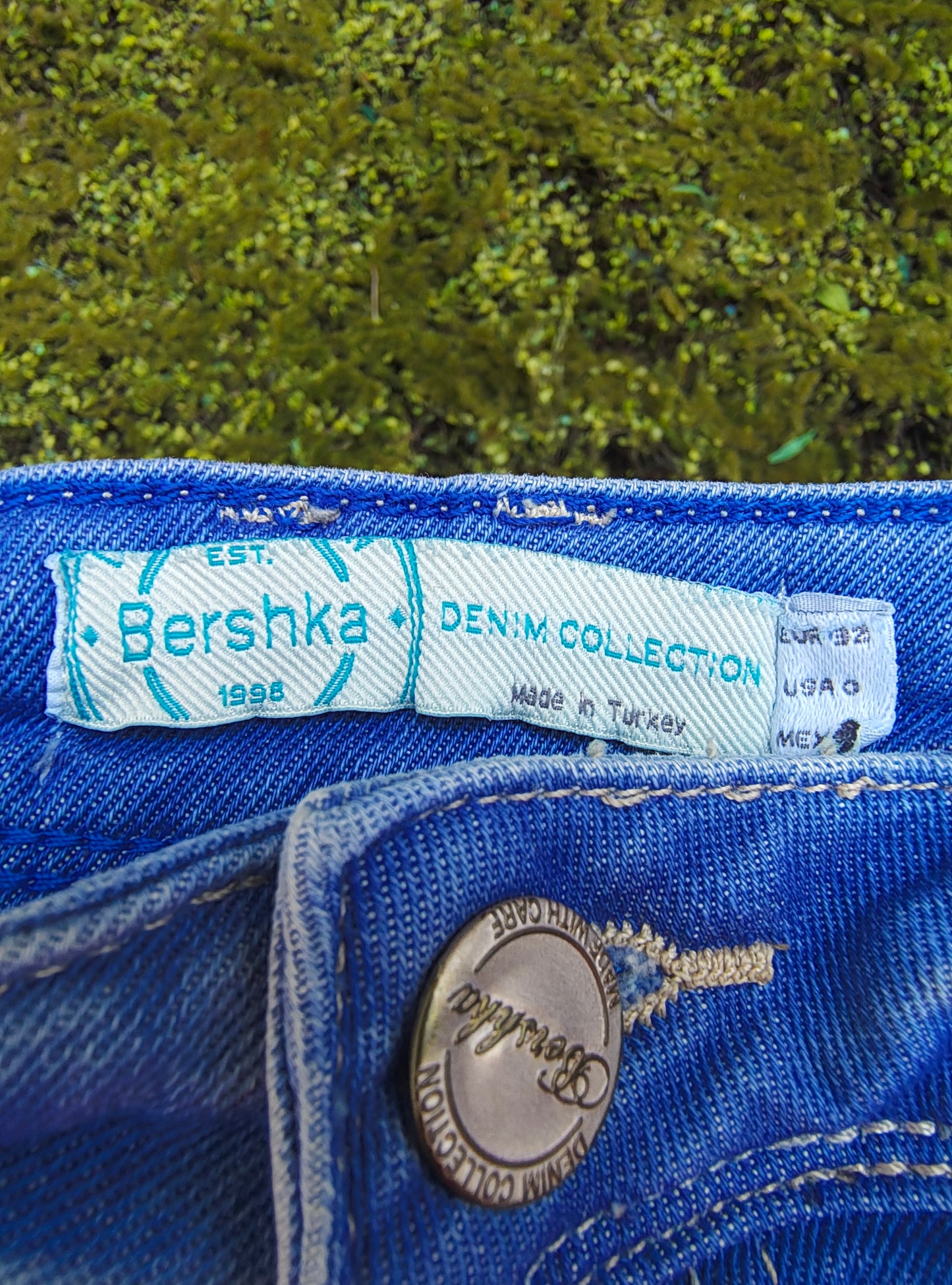 USADO – Shorts vaqueros desgastados azul claro de BERSHKA Denim Collection (Talla EUR 32)