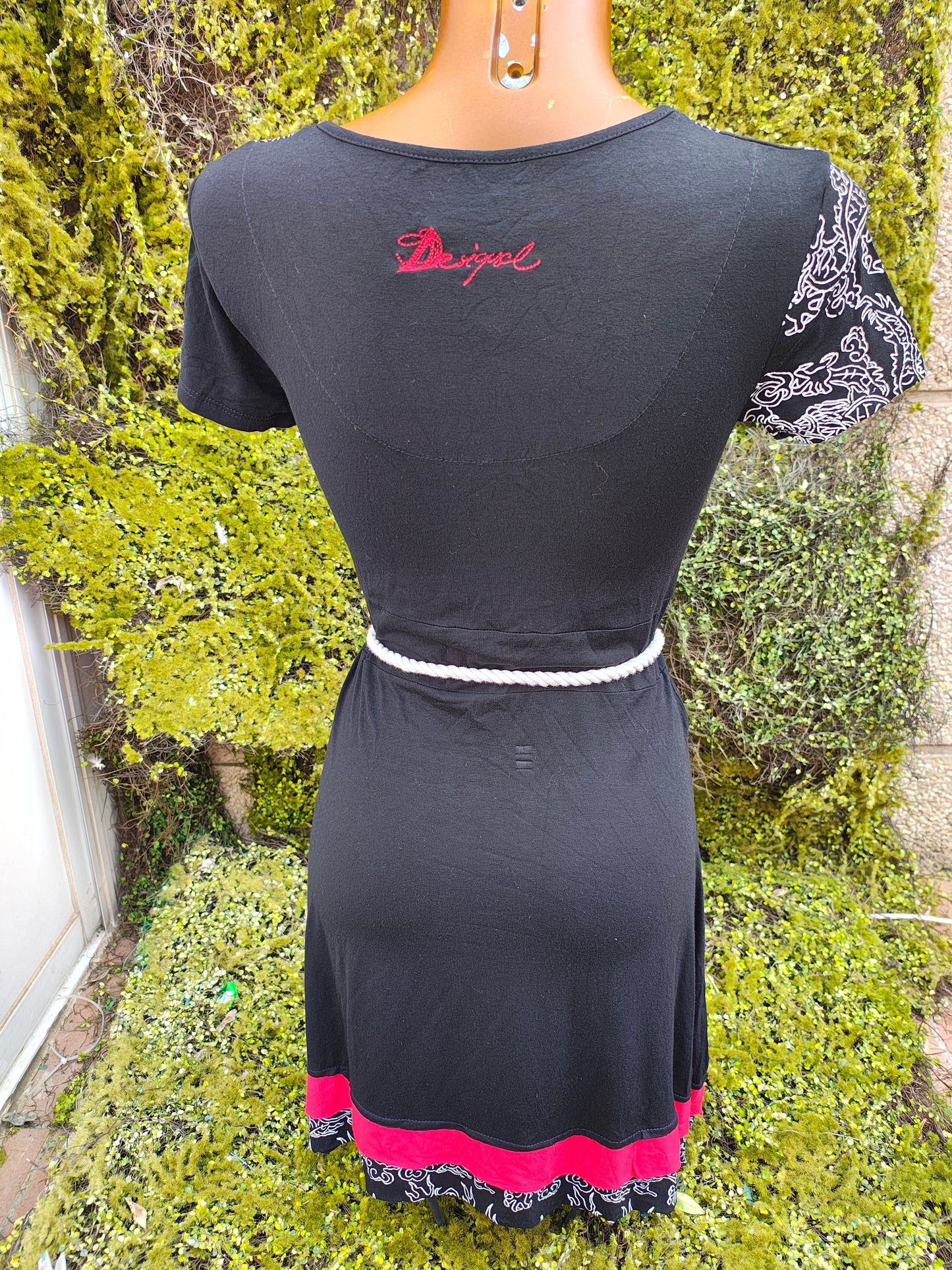 D'OCCASION – Robe noire Desigual à imprimés dragons (Taille non visible, similaire à M)