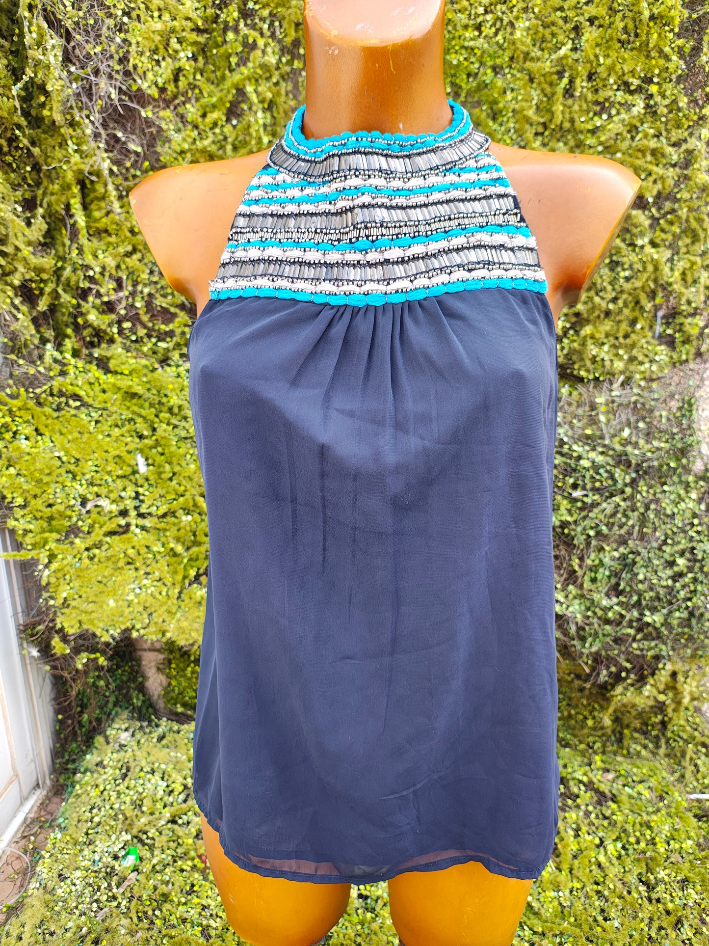 D'OCCASION – Top dos nu bleu marine avec col brodé et perles par ZARA Trafaluc (Taille S)