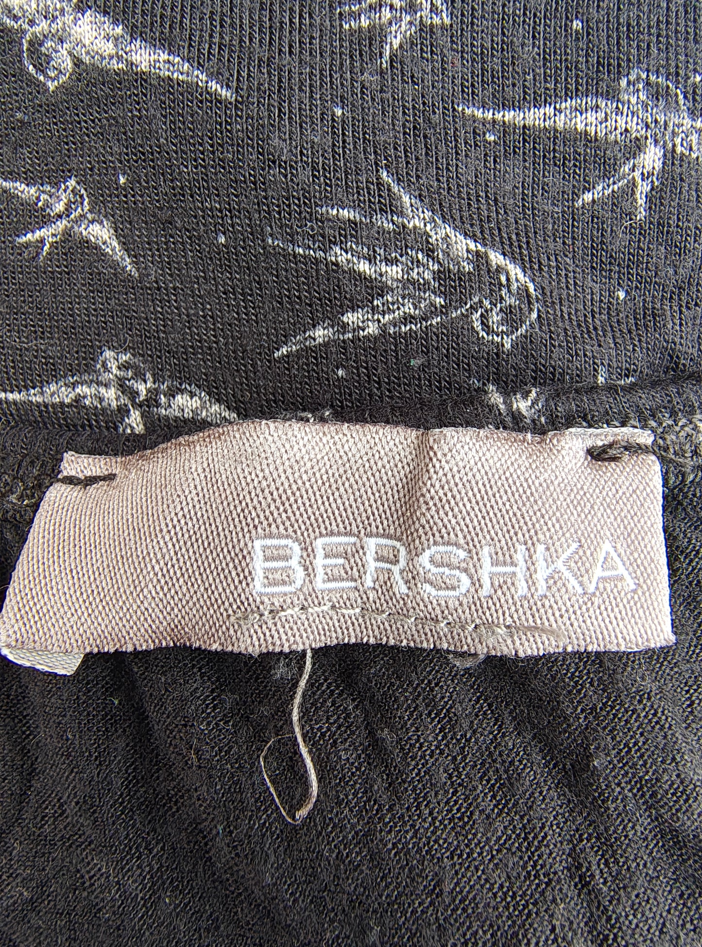 D'OCCASION – Top noir à bretelles avec boutons et imprimé oiseaux par BERSHKA (Taille M)