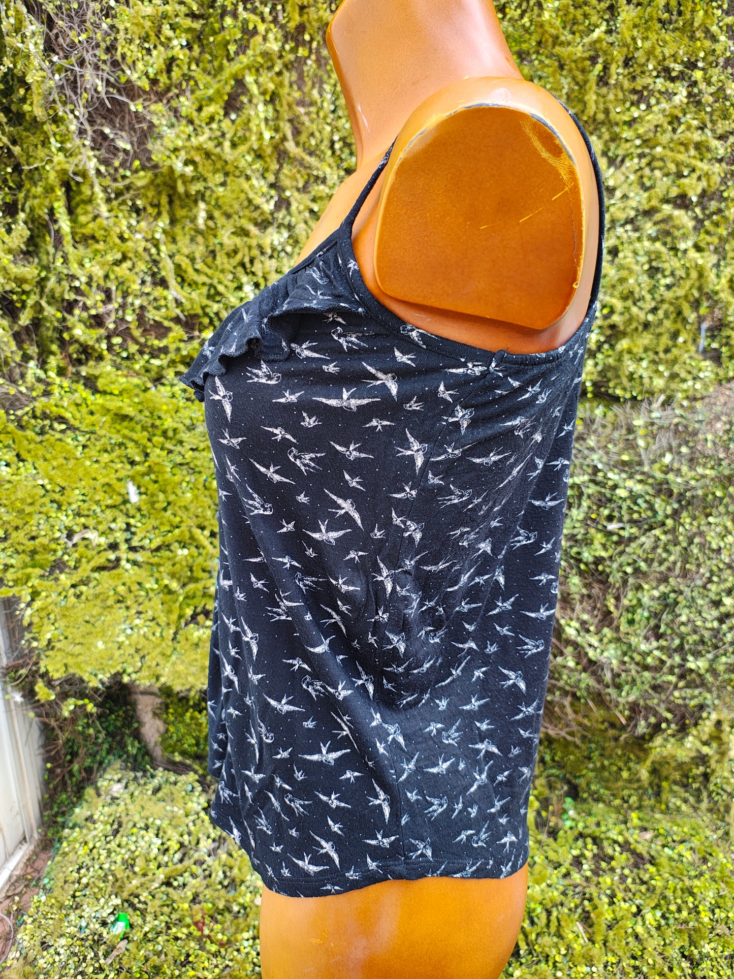 D'OCCASION – Top noir à bretelles avec boutons et imprimé oiseaux par BERSHKA (Taille M)