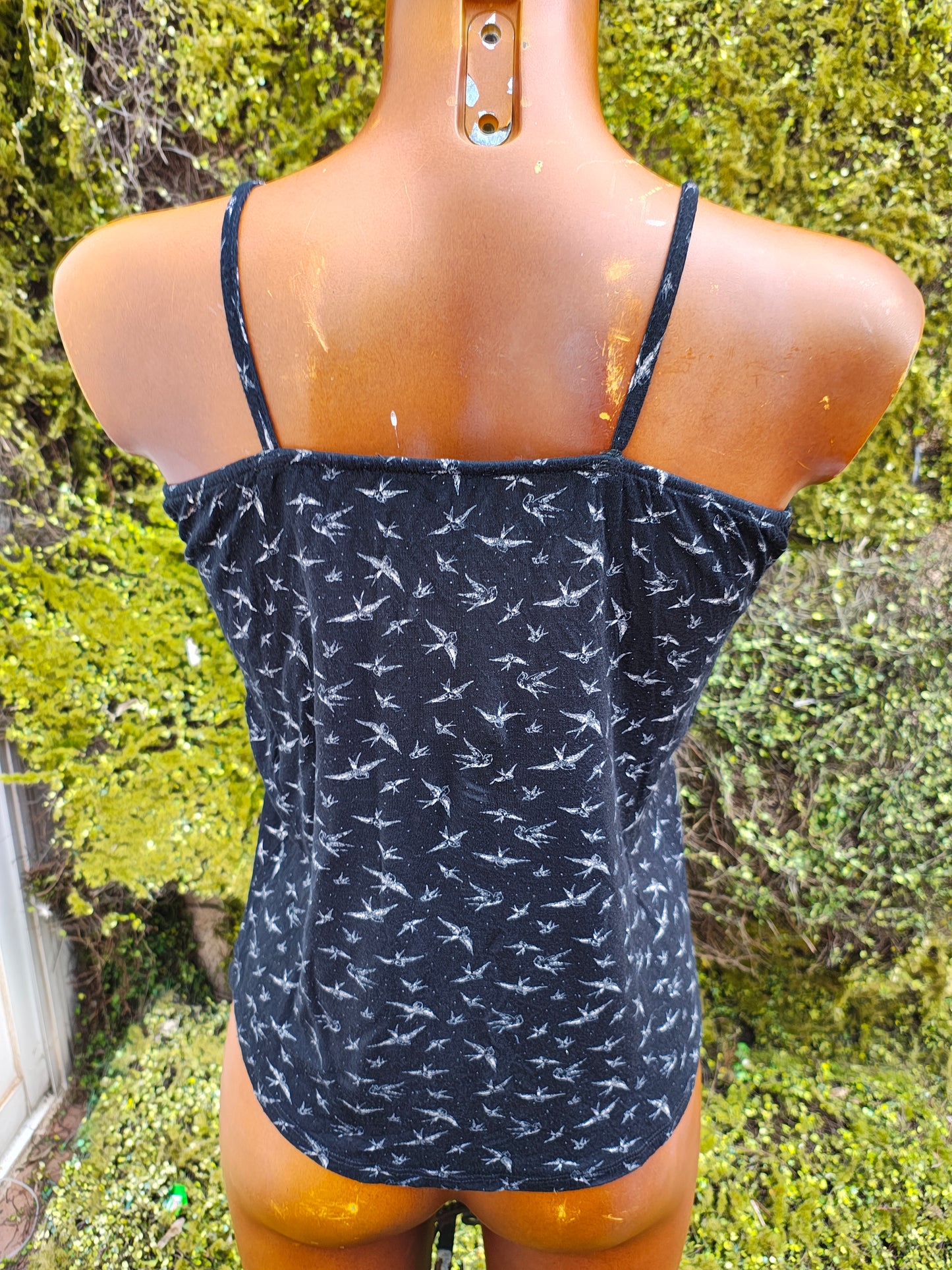 D'OCCASION – Top noir à bretelles avec boutons et imprimé oiseaux par BERSHKA (Taille M)