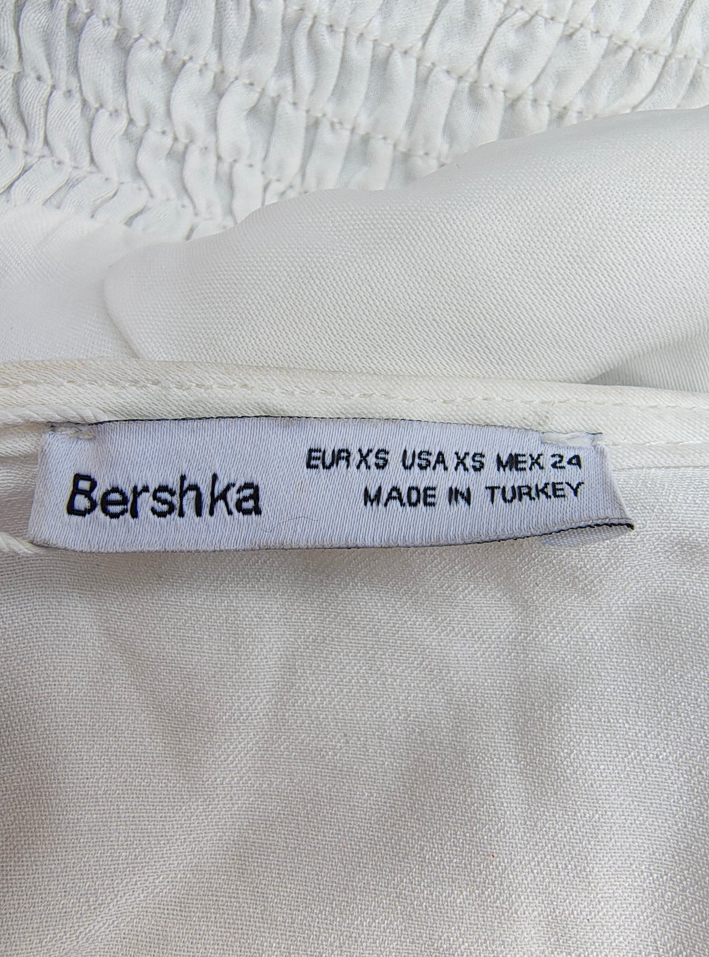 NOUVEAU – Top blanc à décolleté plongeant et manches longues BERSHKA (Taille XS)