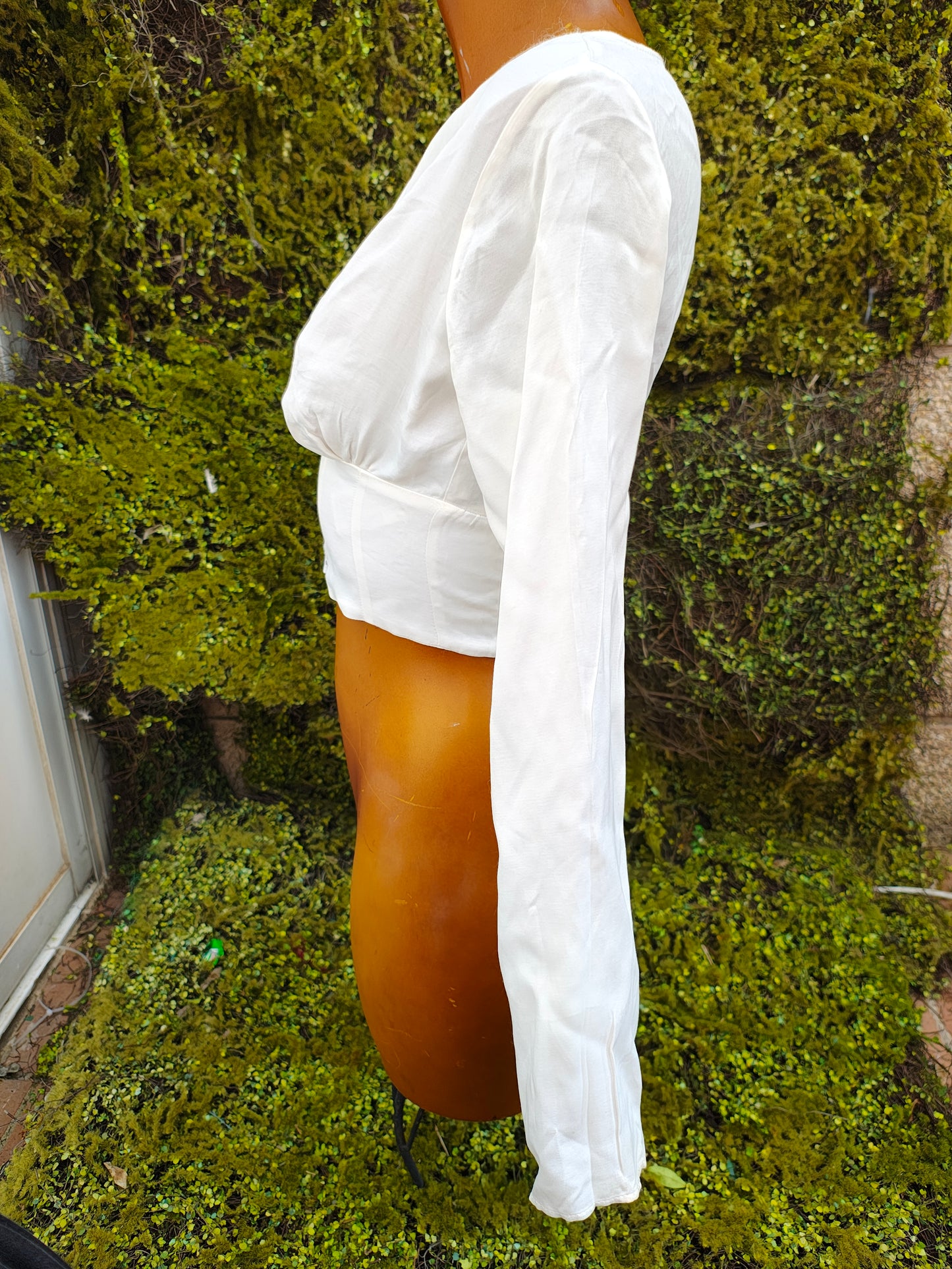 NOUVEAU – Top blanc à décolleté plongeant et manches longues BERSHKA (Taille XS)