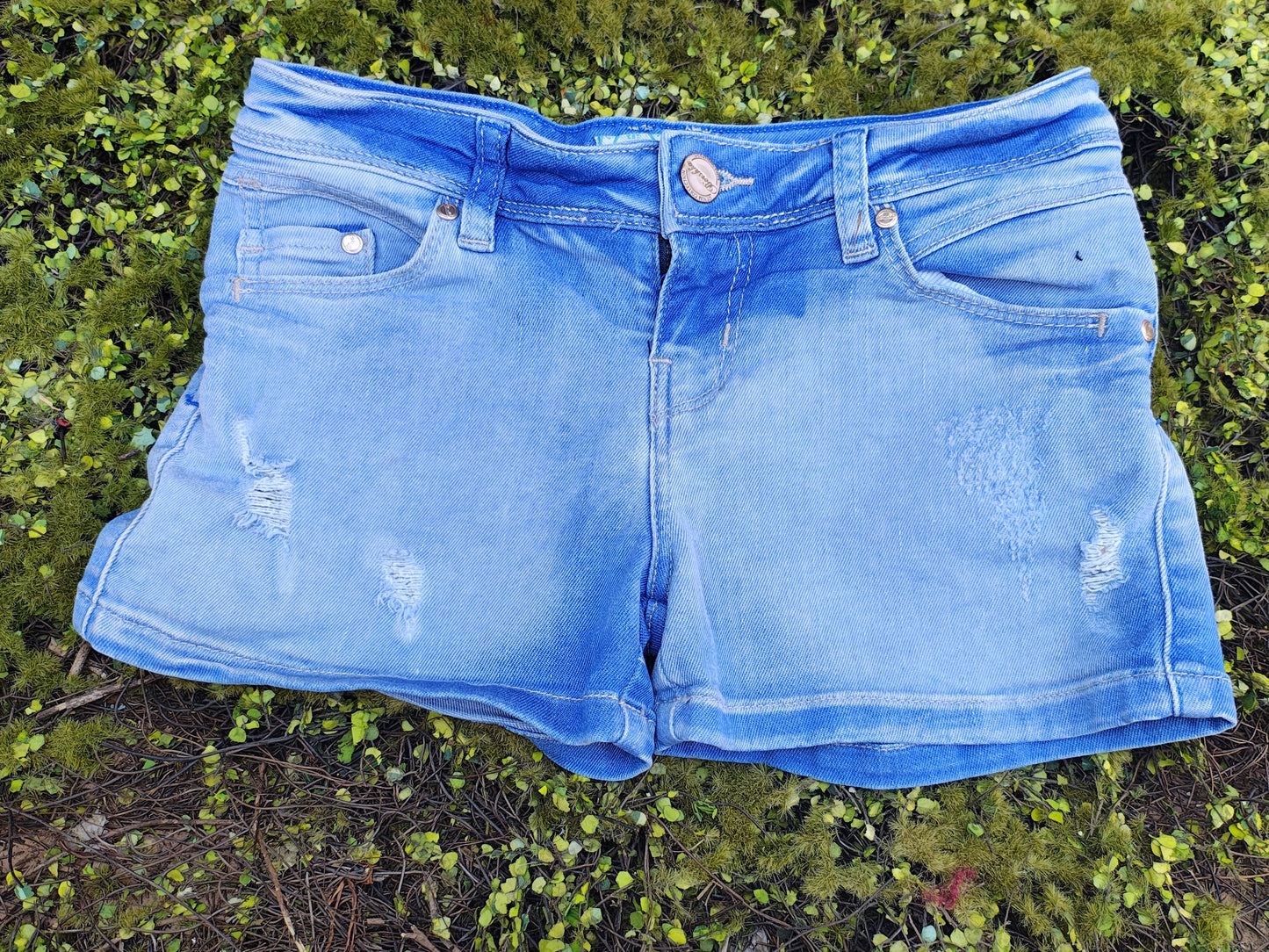 USADO – Shorts vaqueros desgastados azul claro de BERSHKA Denim Collection (Talla EUR 32)