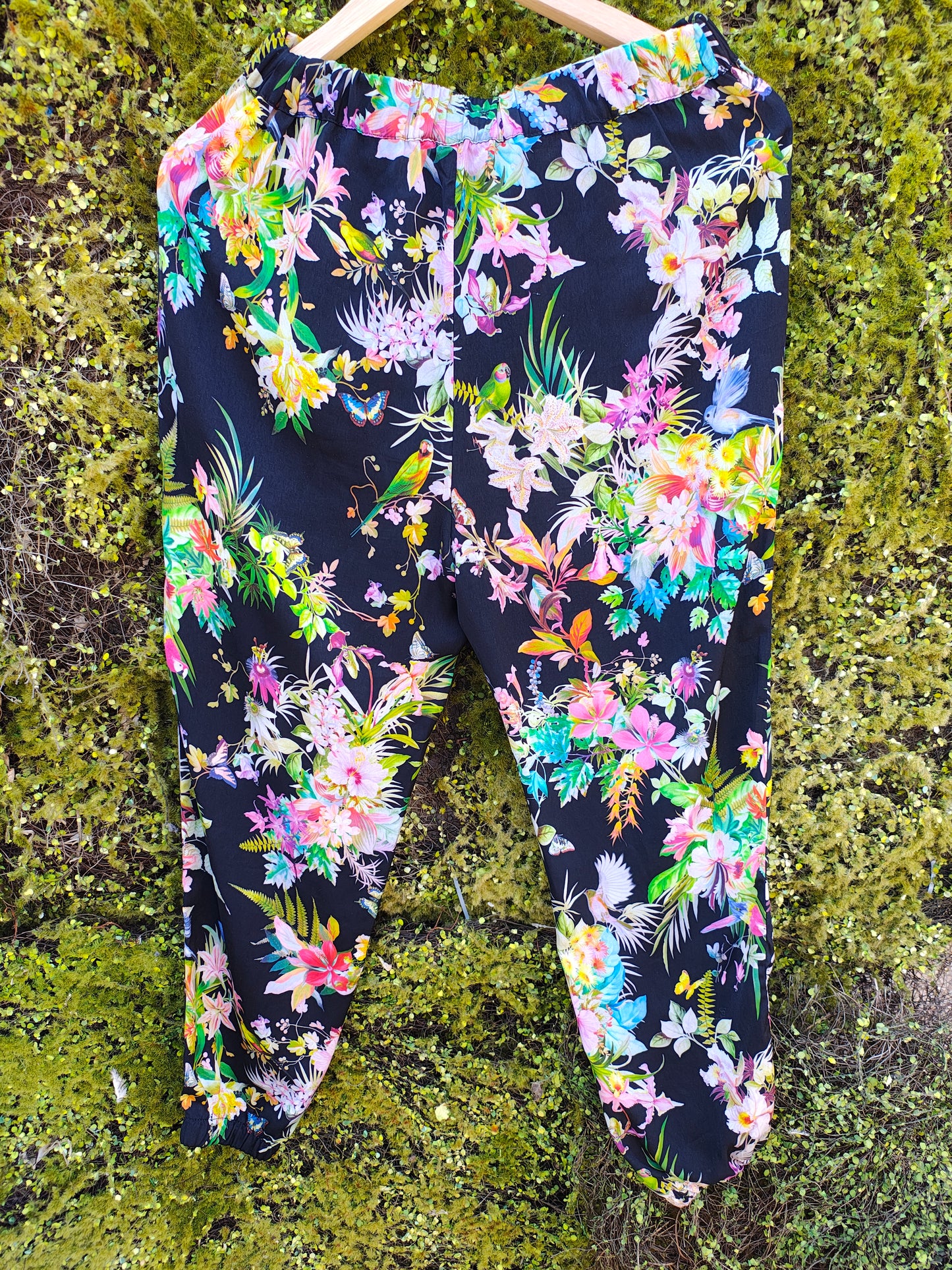 D'OCCASION – Pantalon fluide à imprimé tropical sur fond noir par ZARA TRAFALUC (Taille S)