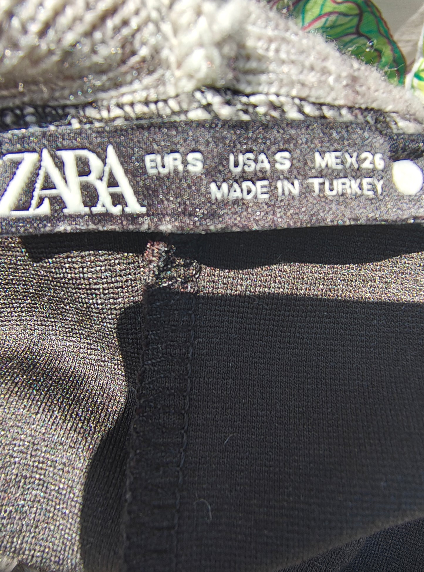 D'OCCASION – Robe midi noire sans manches à col montant gris ZARA (taille S)