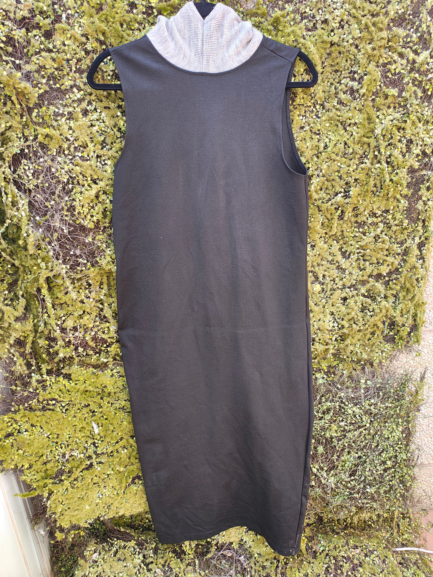 D'OCCASION – Robe midi noire sans manches à col montant gris ZARA (taille S)