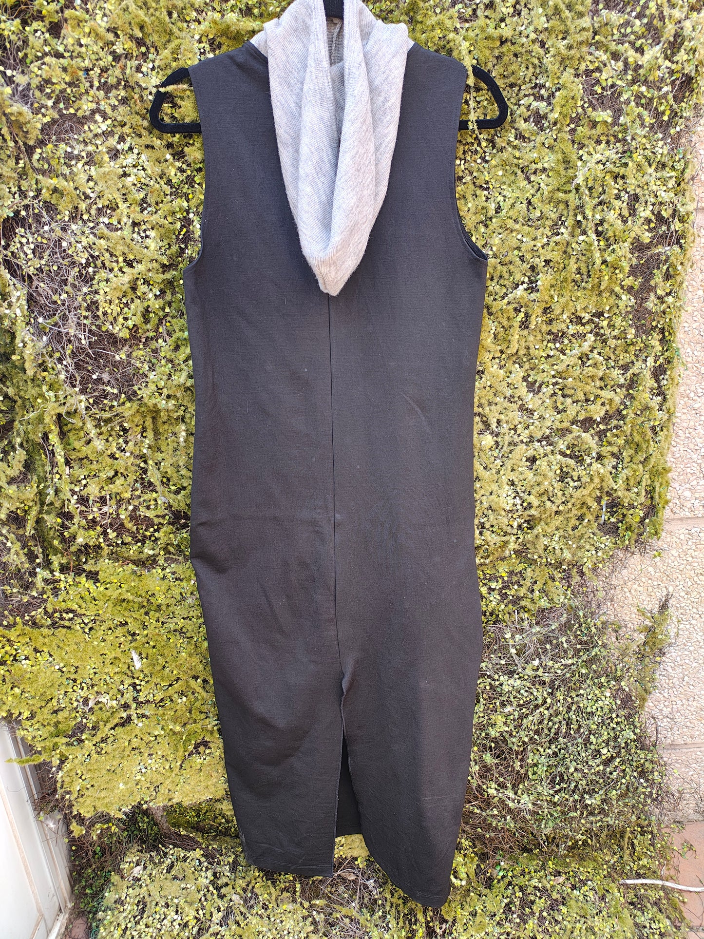 D'OCCASION – Robe midi noire sans manches à col montant gris ZARA (taille S)