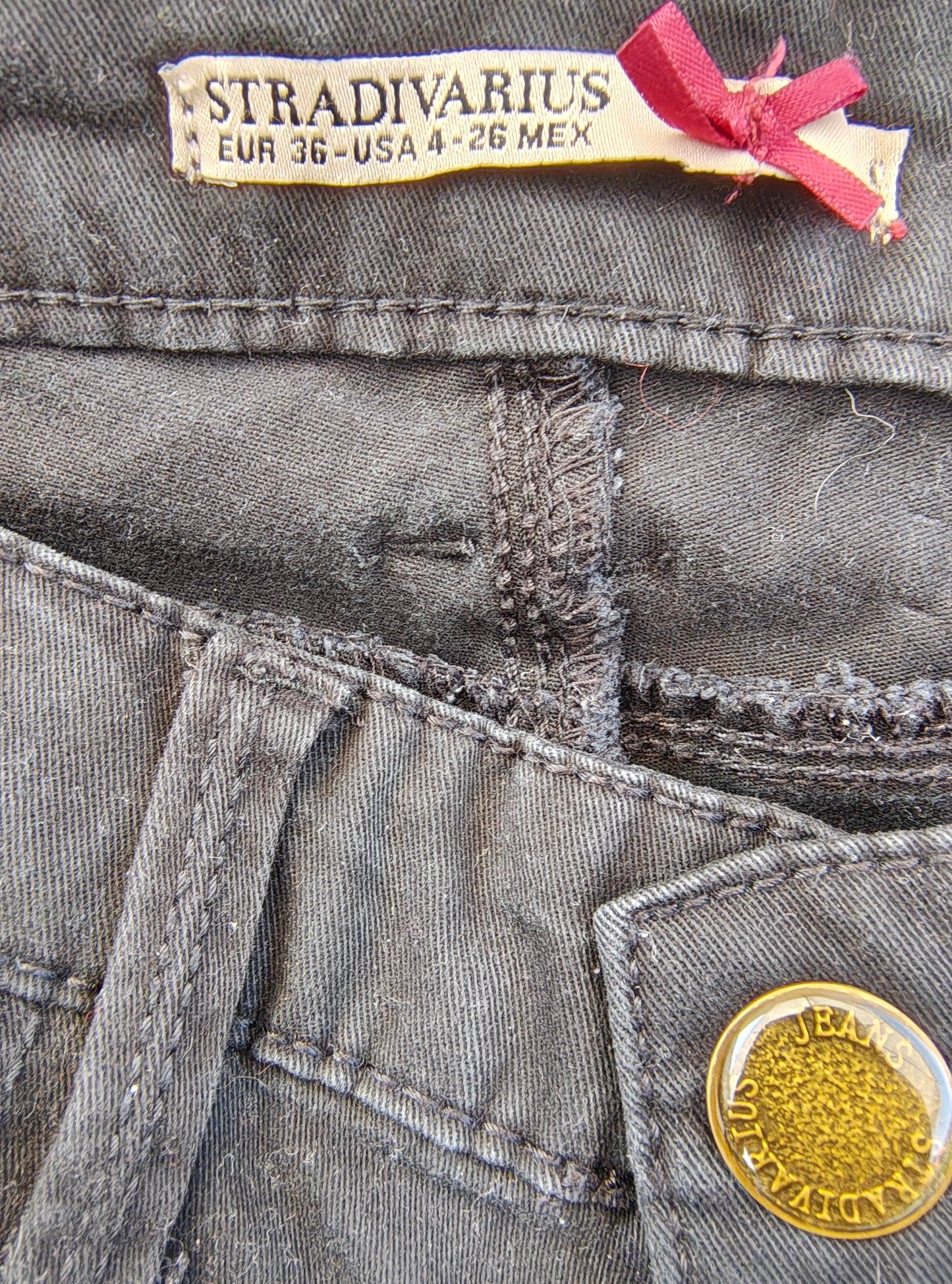USADO – Pantalones pitillo negros de STRADIVARIUS con detalle de lazo (Talla EUR 36)