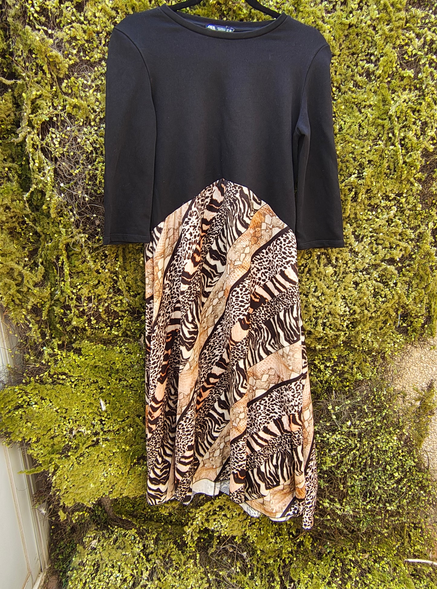 D'OCCASION – Robe longue à imprimé animal et haut noir de ZARA (Taille S / EUR S)