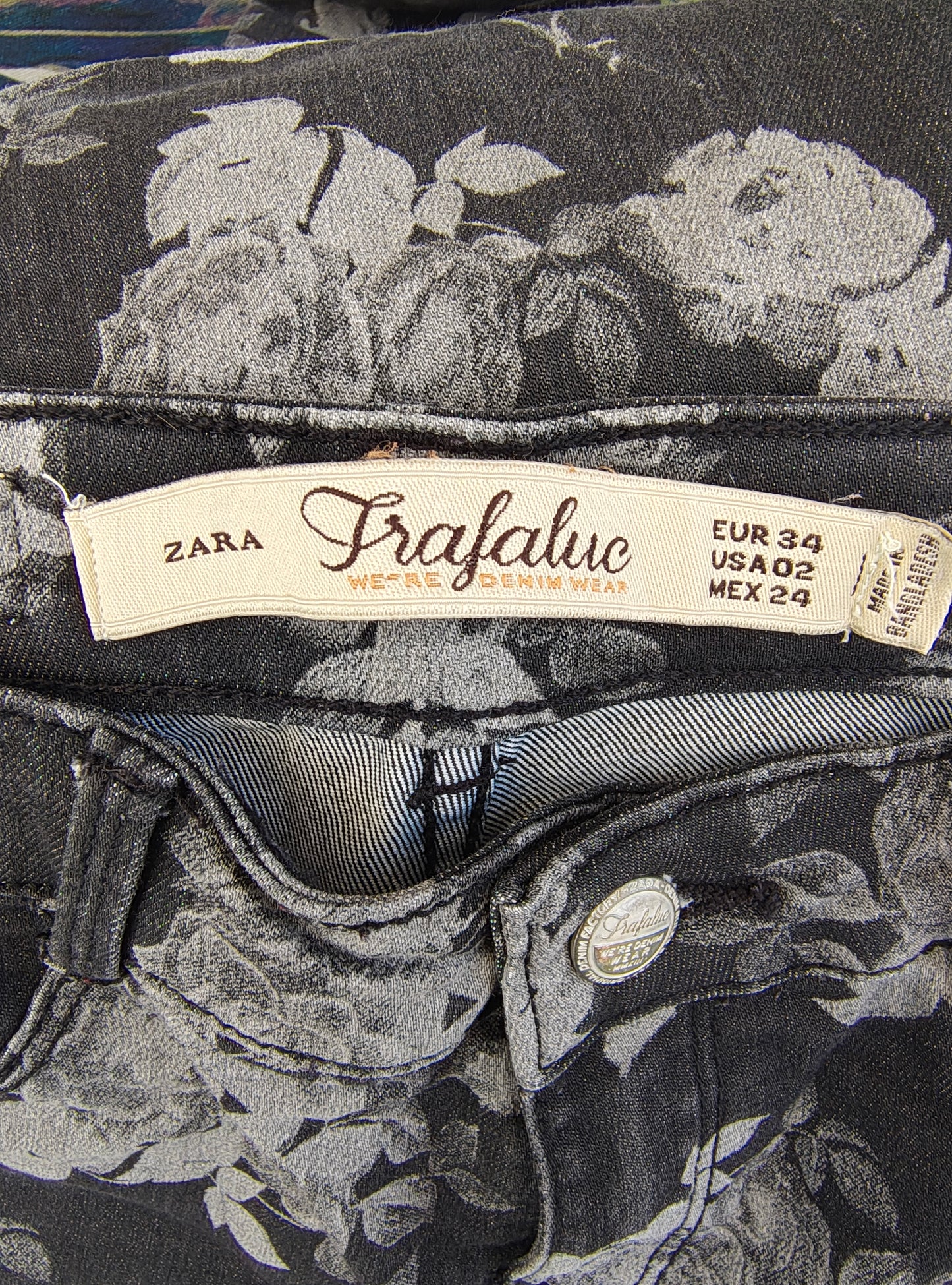 D'OCCASION – Jean skinny gris à imprimé floral ZARA Trafaluc (Taille 34 EUR)