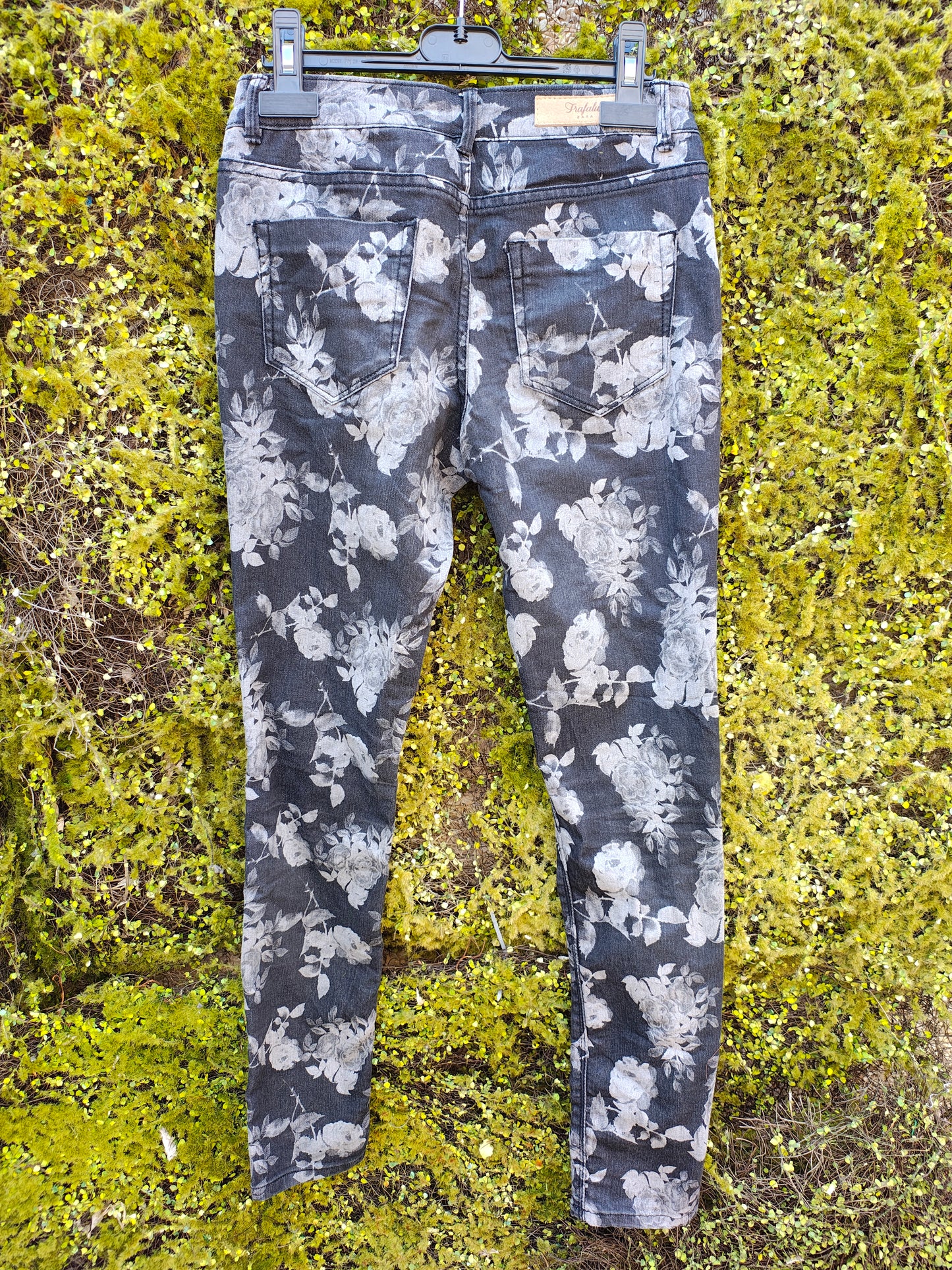 D'OCCASION – Jean skinny gris à imprimé floral ZARA Trafaluc (Taille 34 EUR)