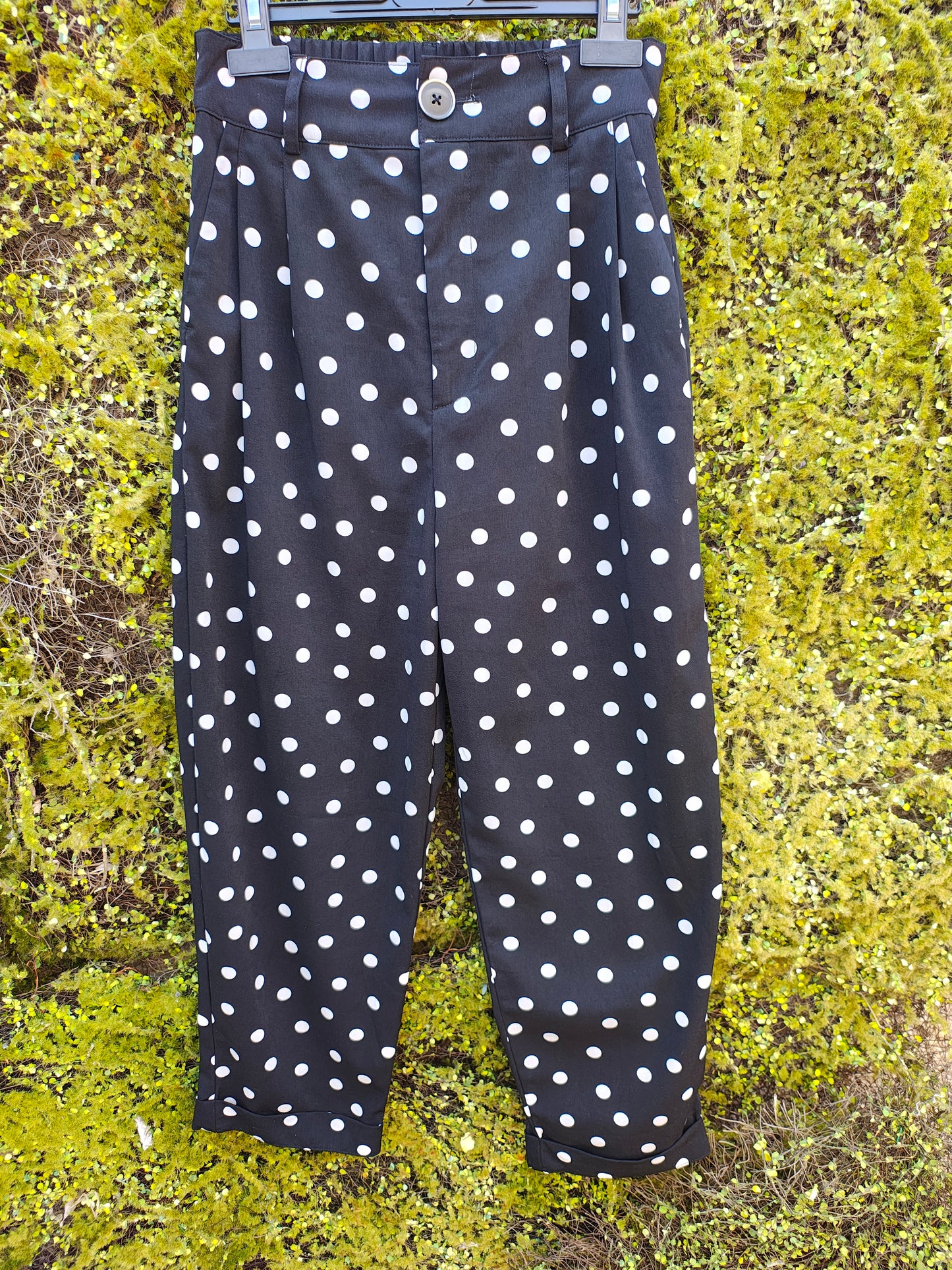 D'OCCASION – Pantalon noir à pois blancs longueur cheville de STRADIVARIUS (Taille 34 EUR)