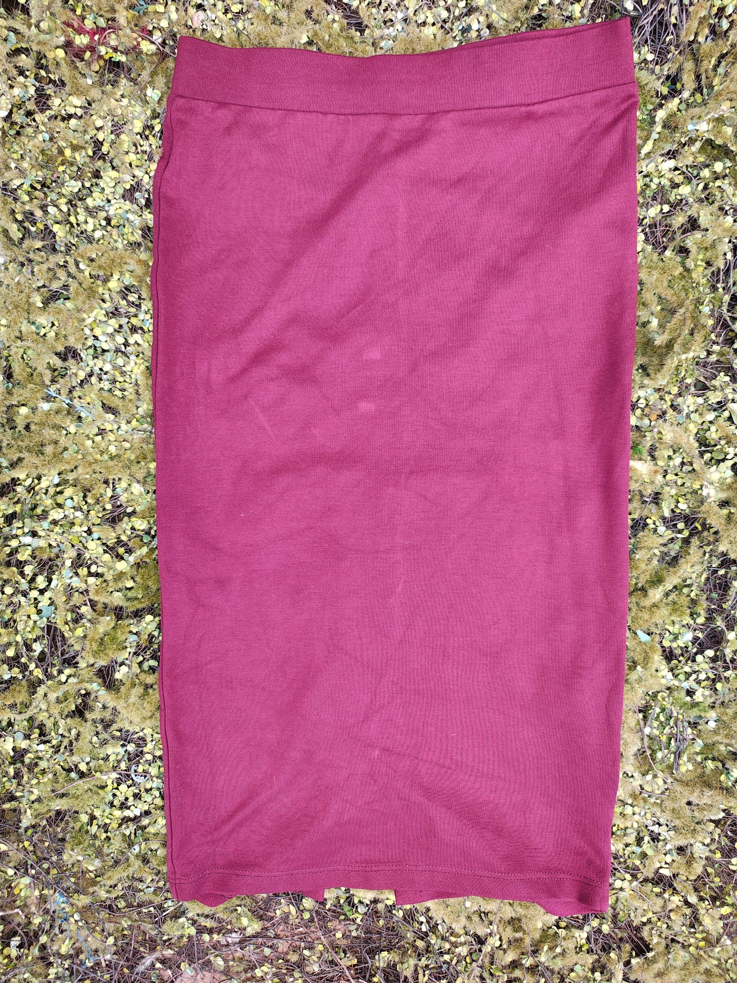 USADO – Falda midi de punto en color burdeos con abertura trasera stradivarius (Talla estimada S)