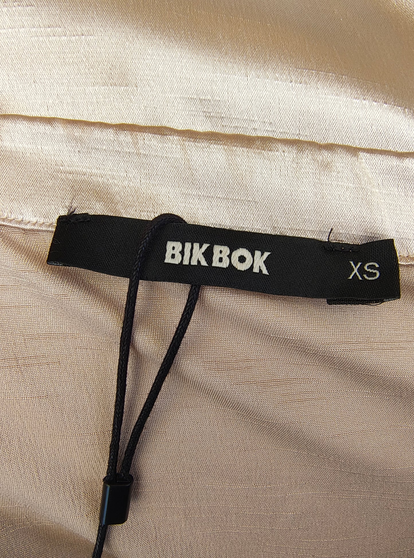 NOUVEAU – Robe en satin beige à décolleté cache-cœur et manches bouffantes de BIK BOK (Taille XS)