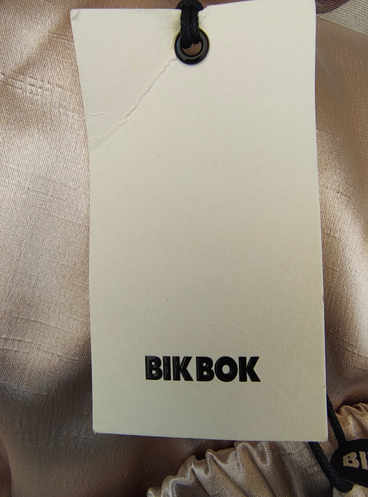 NOUVEAU – Robe en satin beige à décolleté cache-cœur et manches bouffantes de BIK BOK (Taille XS)